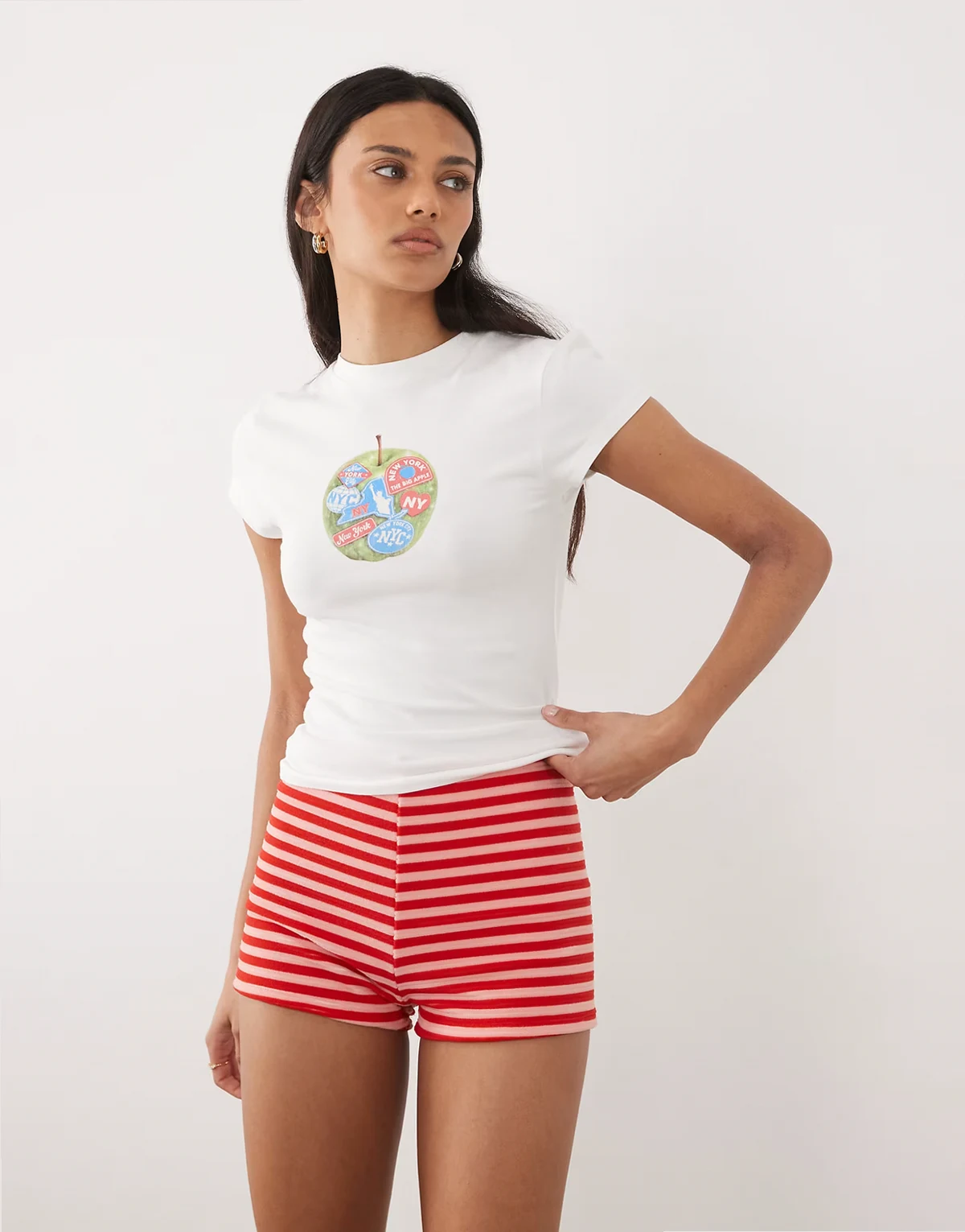 – Knapp geschnittenes Ringer-T-Shirt in Weiß mit Apfel-Print