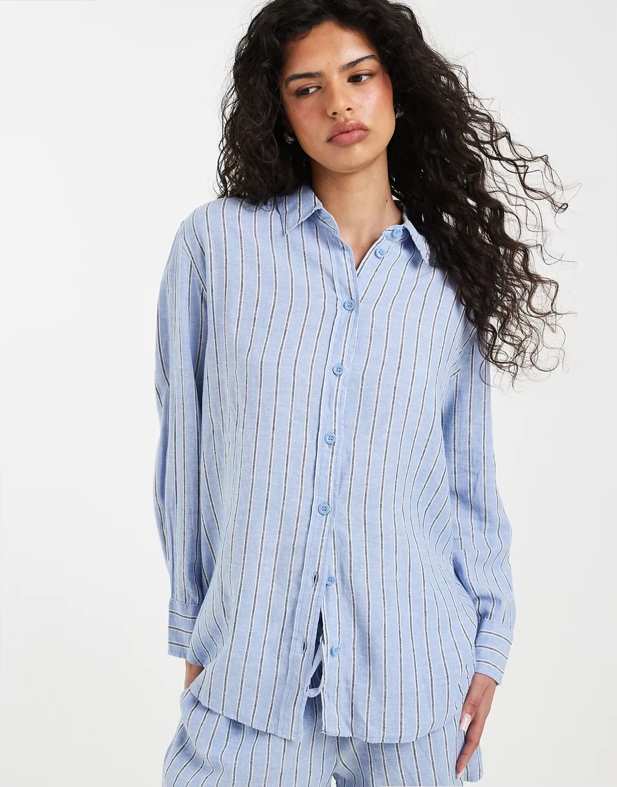 – Oversize-Hemdbluse in gestreiftem Kornblumenblau mit Leinenanteil, Kombiteil