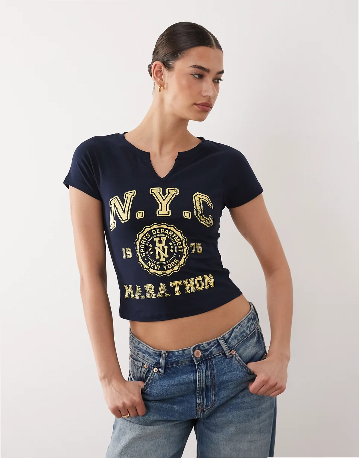 – Figurbetontes T-Shirt in Marineblau mit V-Ausschnitt, Raglanärmeln und „NYC“-Print