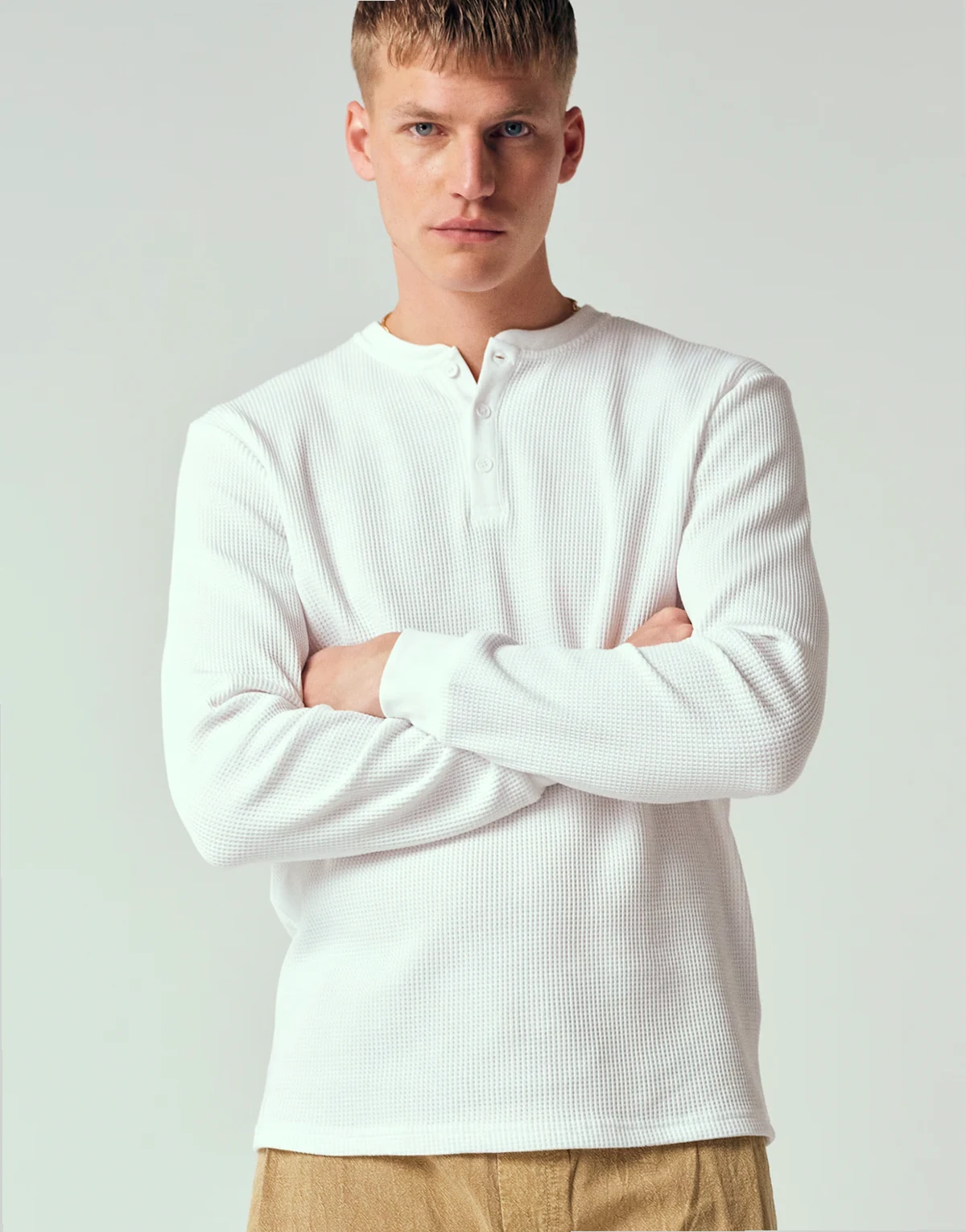 – Langärmliges Henley-T-Shirt in Weiß mit Waffelstruktur