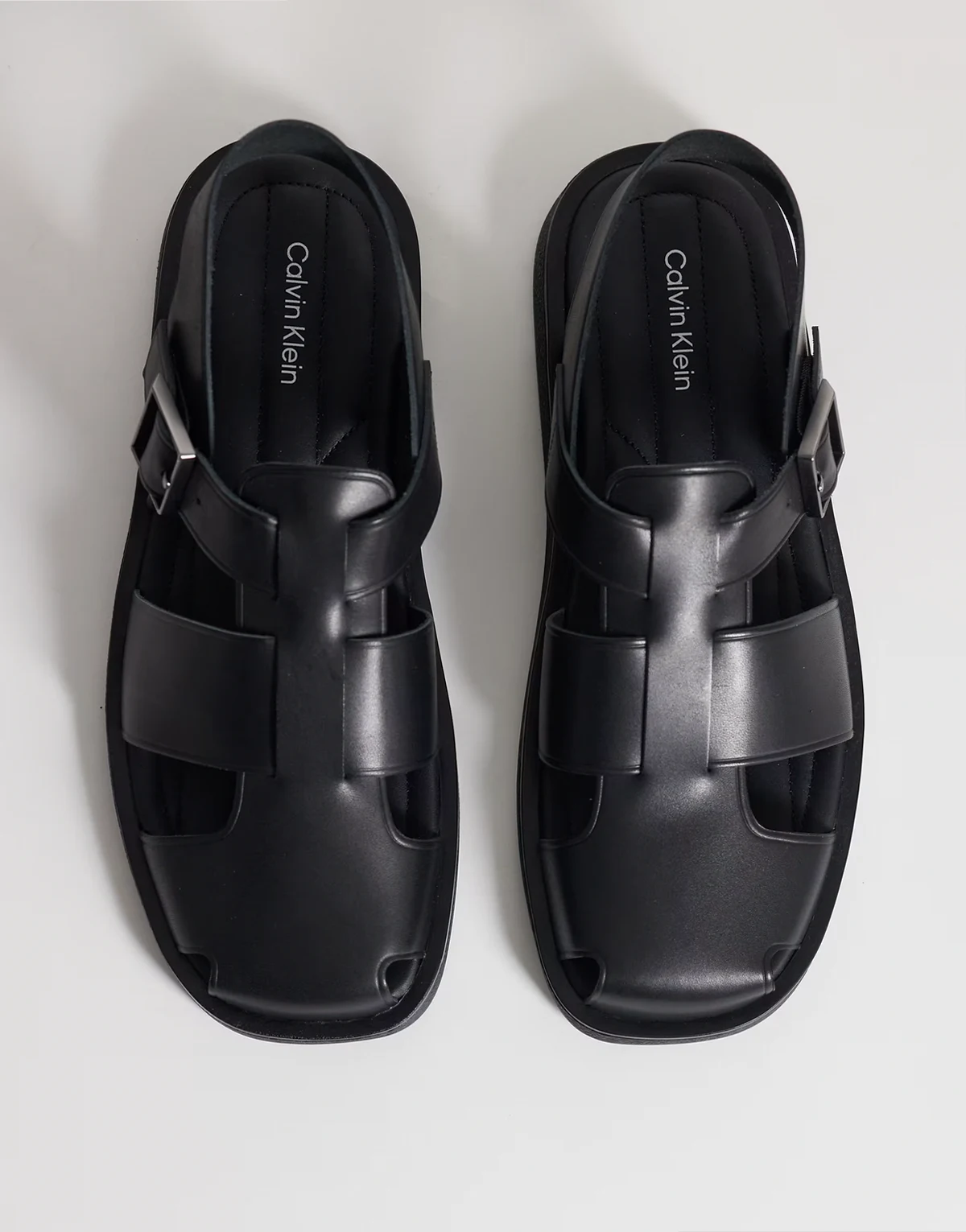 – Fischersandalen aus echtem Leder in Schwarz