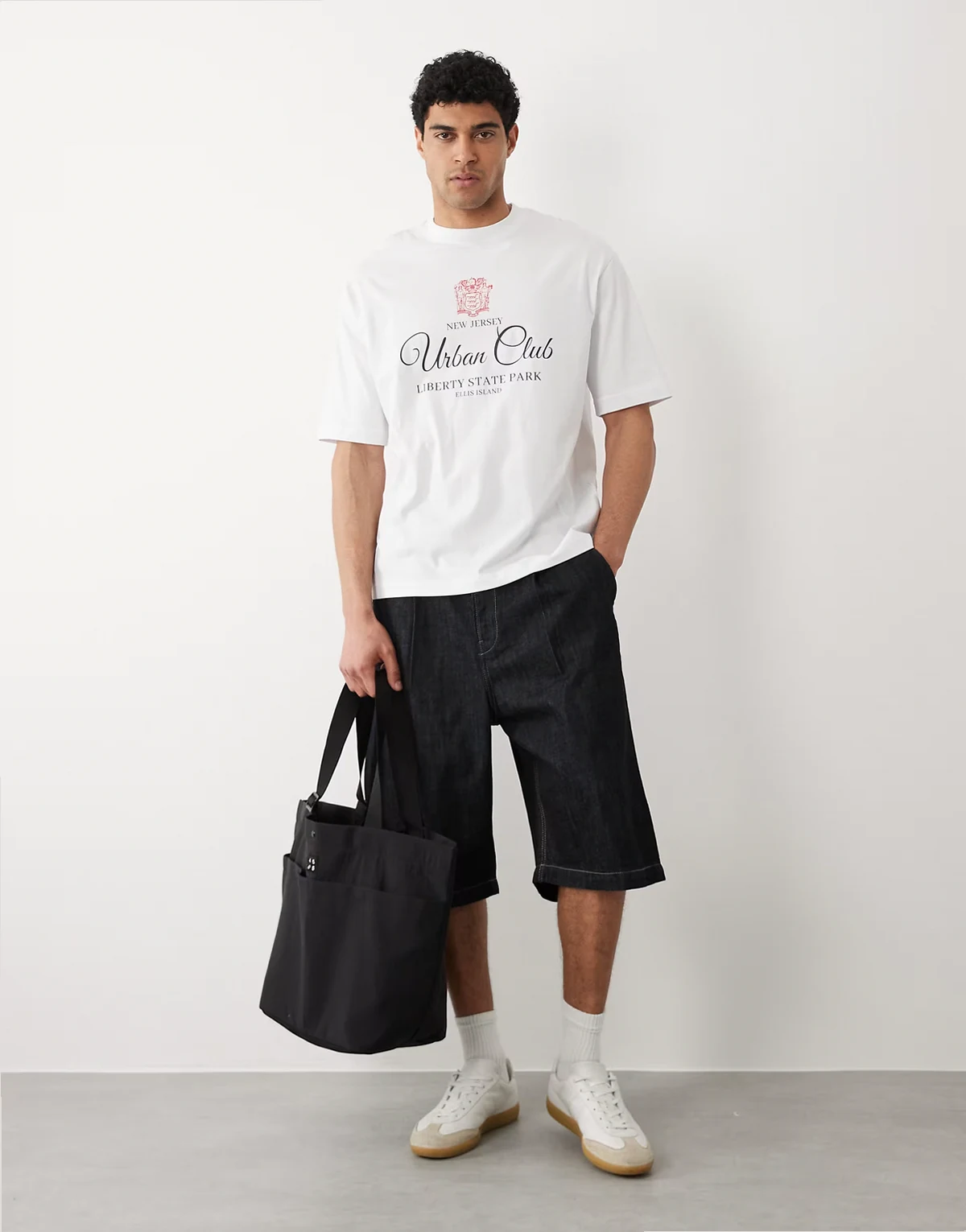 – Jeansshorts in dunkler Waschung mit Bundfalten