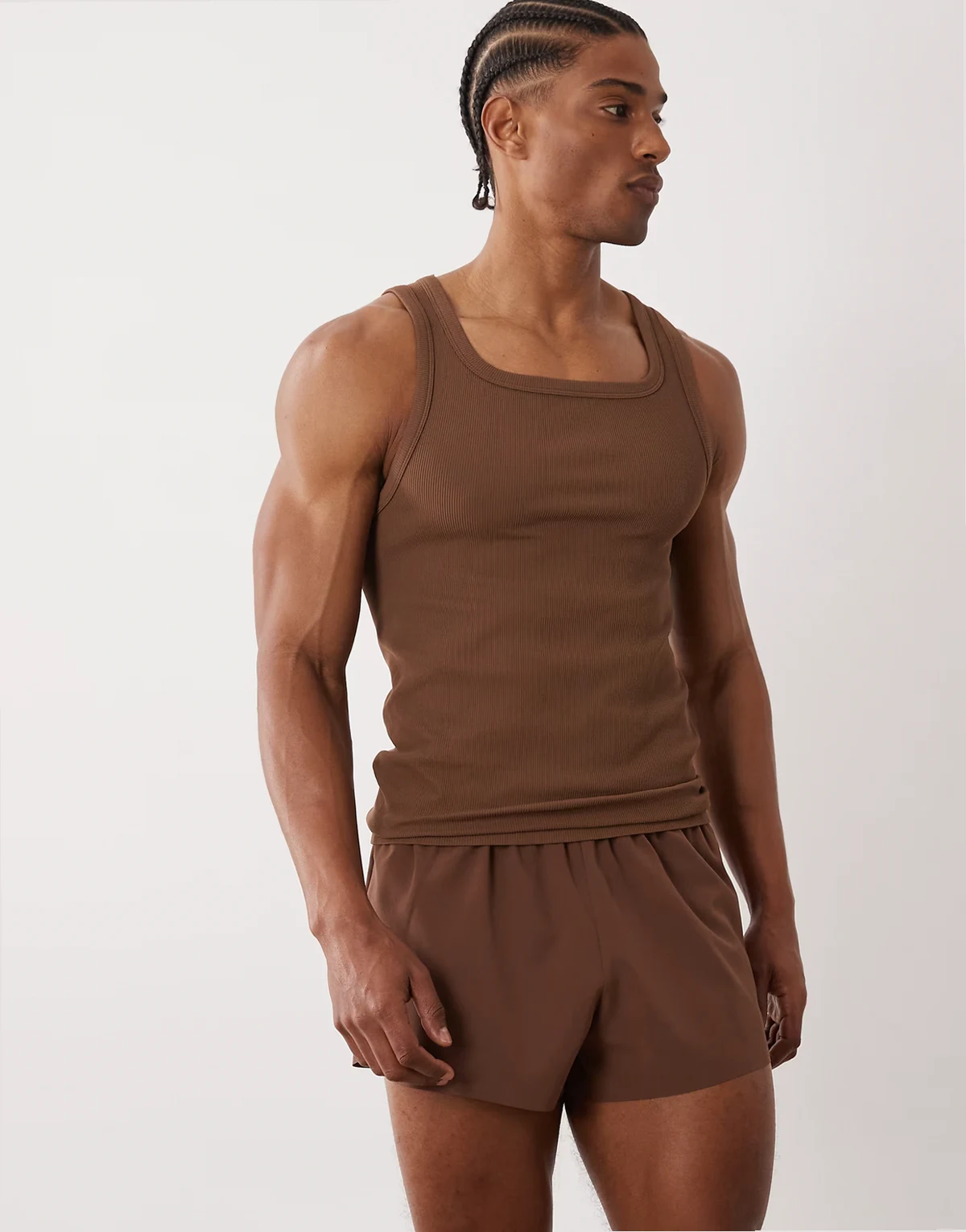 – Lauf-Shorts in Braun mit elastischem Bund und Reißverschlusstaschen, 5 cm Schrittlänge