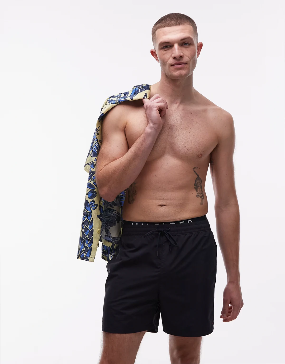 – Badeshorts in dunklem Marineblau mit doppeltem Bund und Kordelzug