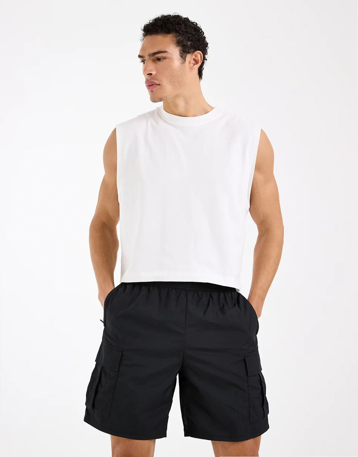 – Cargo-Sport-Shorts aus Knitter-Nylon in Schwarz mit Reißverschlusstaschen, 18 cm Schrittlänge