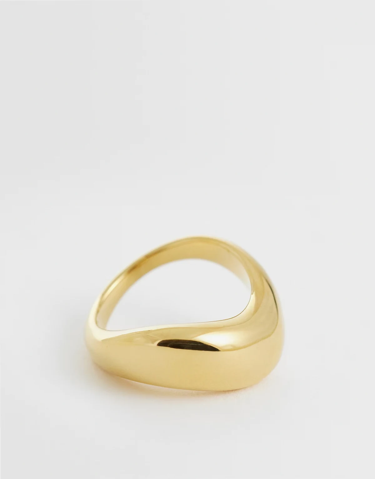 – Goldfarbener Ring aus wasserfestem Edelstahl mit schlichtem, wellenförmigem Design