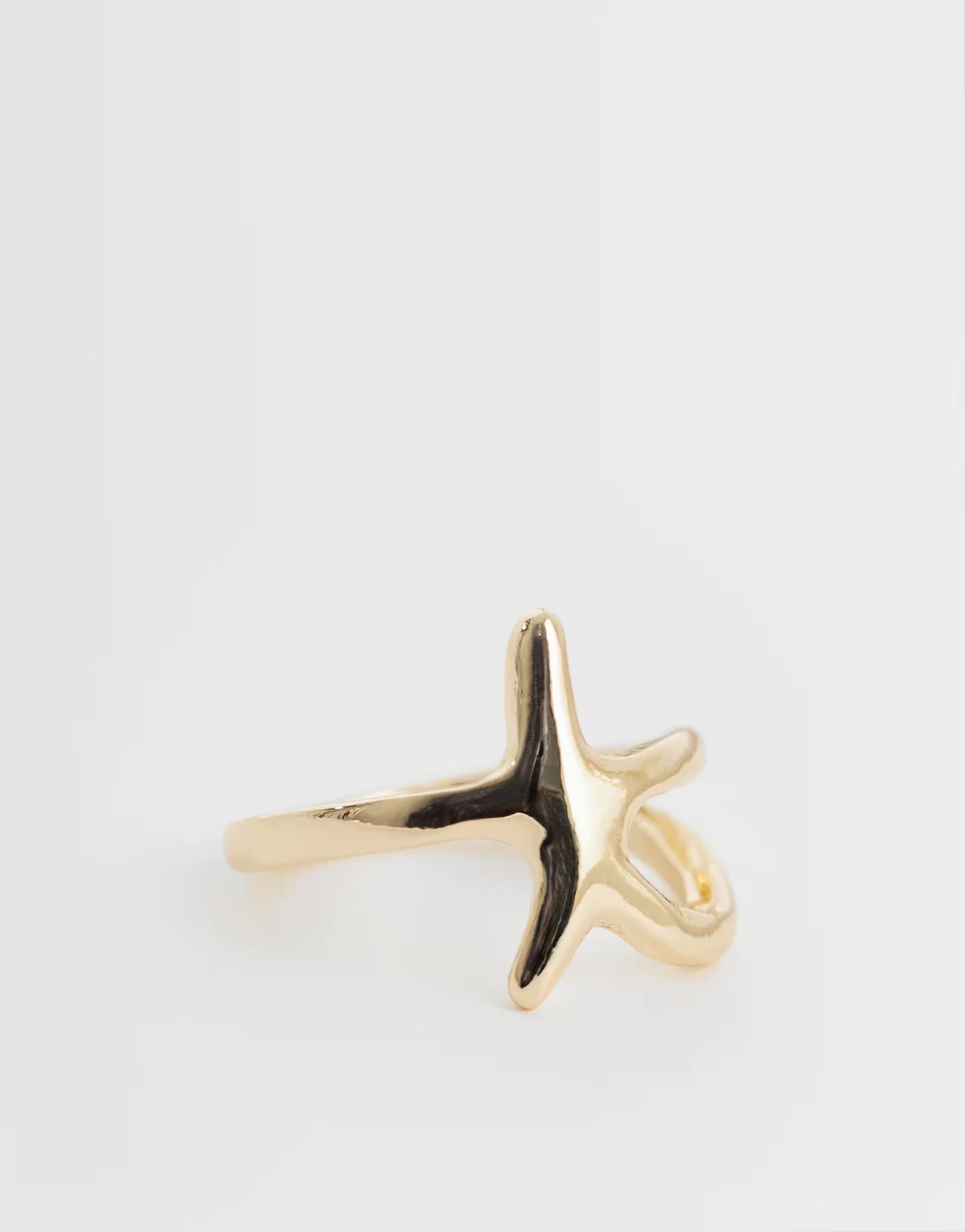 – Goldfarbener Ring mit kleinen Seestern-Design