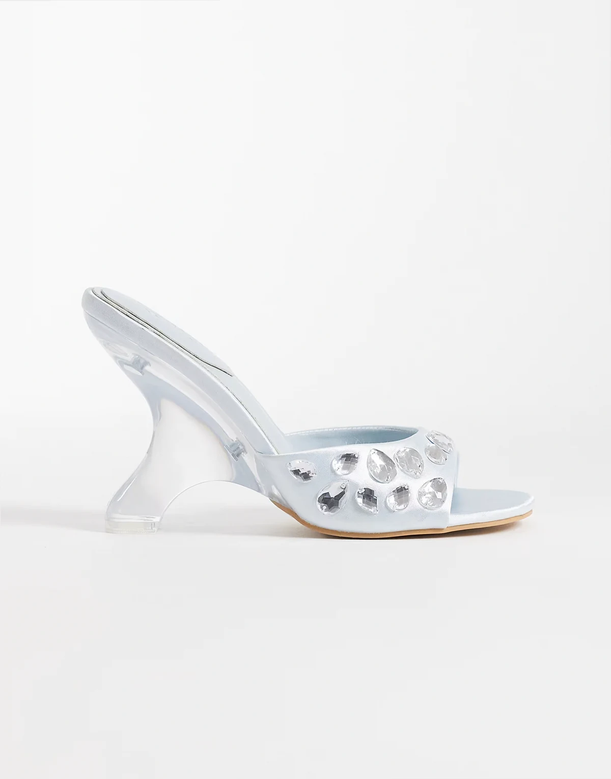 – Exclusive – Verzierte Sandaletten aus Satin in Babyblau mit Absatz