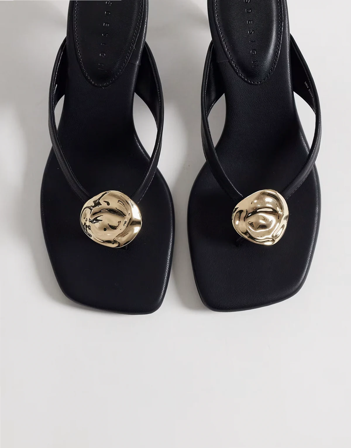 – Havana – Zehenstegsandalen in Schwarz mit Pfennigabsatz und Münzdetail