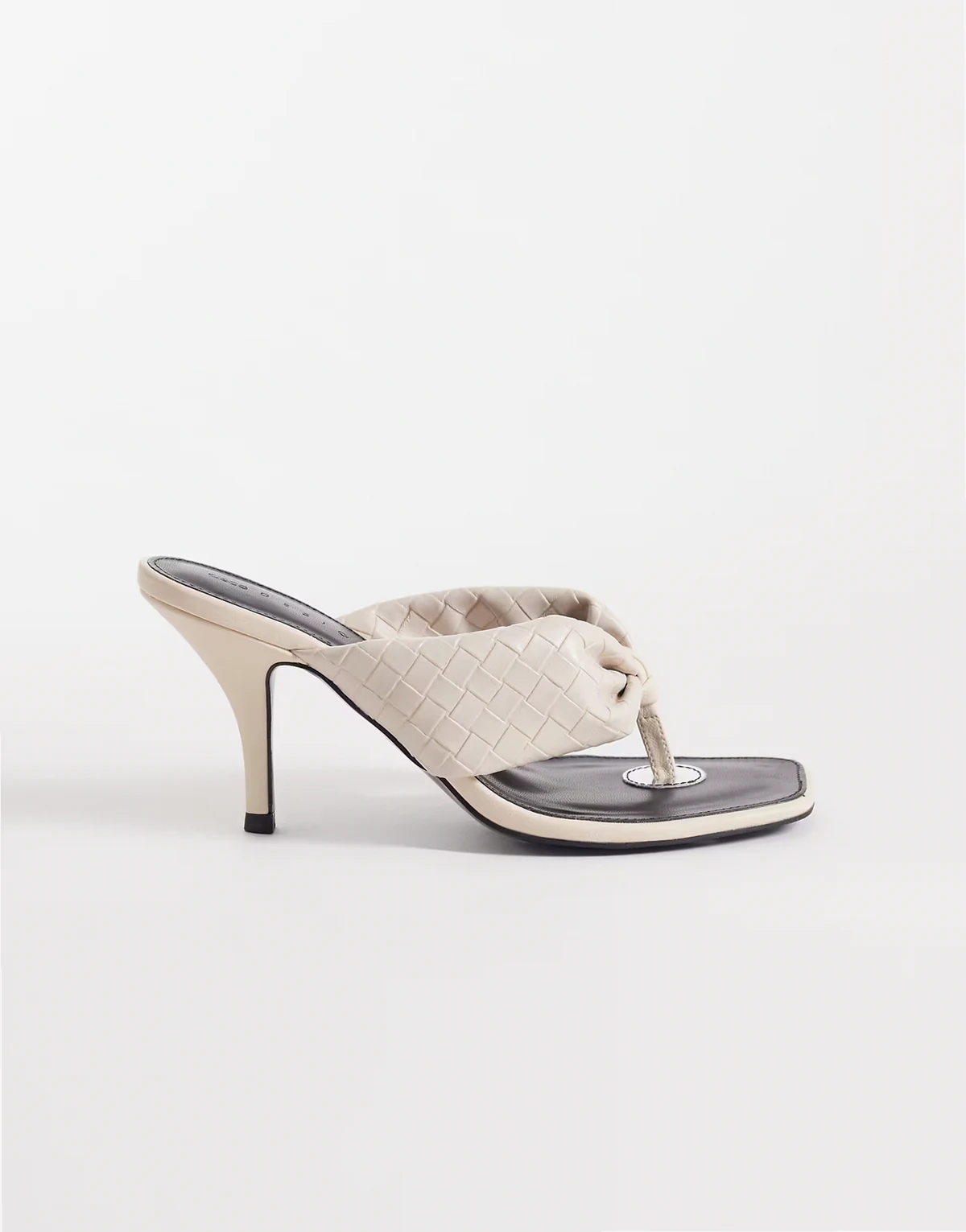 – Hot-Stuff – Geflochtene Sandalen in Wollweiß mit Zehensteg und Absatz