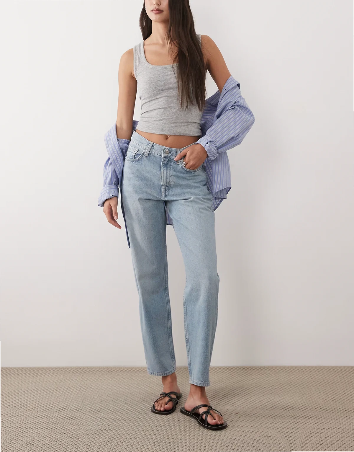 – Violet – Jasnoniebieskie dopasowane jeansy z balonowymi nogawkami