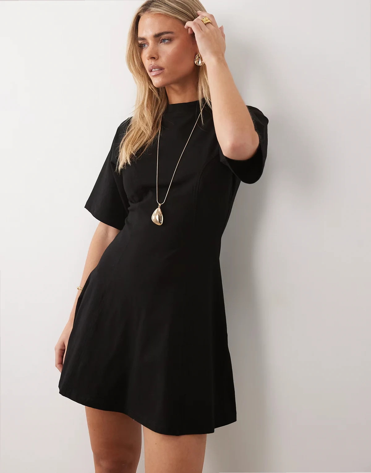 ASOS DESIGN Petite – Tailliertes Minikleid in Schwarz mit Ziernaht