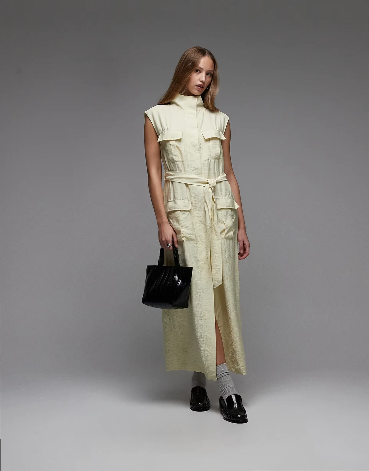 – Sukienka maxi w stylu utility z wiązaniem w talii w bladożółtym kolorze