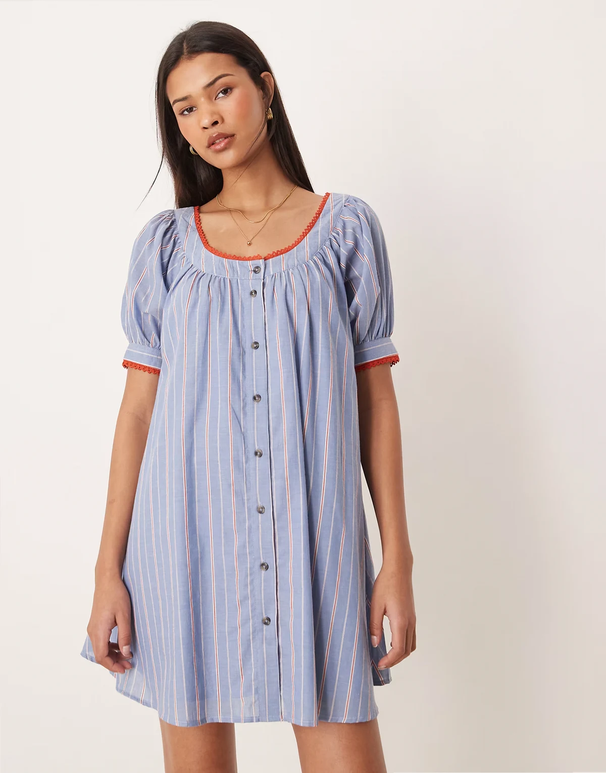 – Niebiesko-czerwona zapinana na guziki sukienka mini w stylu babydoll w paski