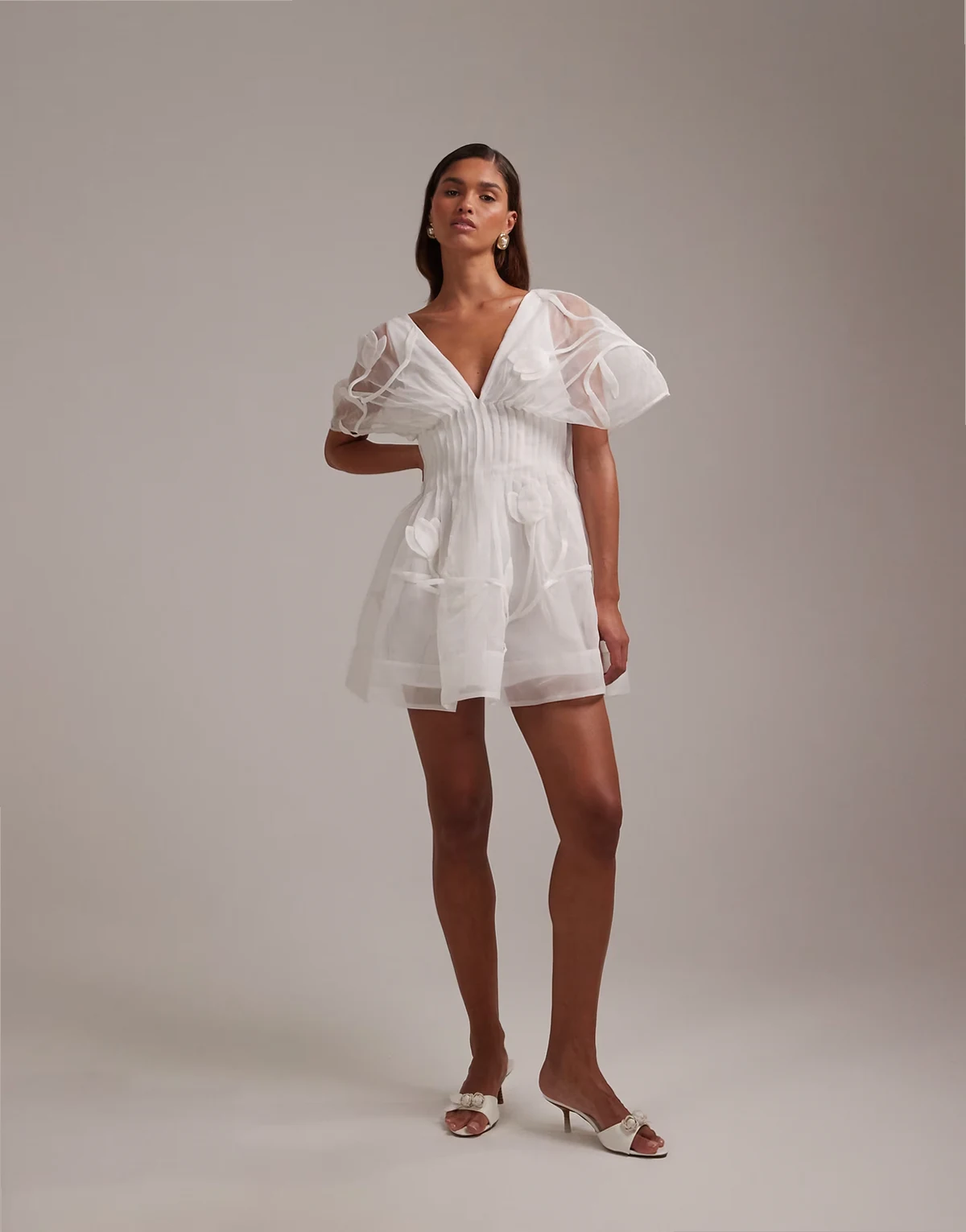 Bridal – Ślubna sukienka mini z zaszewkami w talii i kwiatowym wzorem 3D w kolorze kości słoniowej