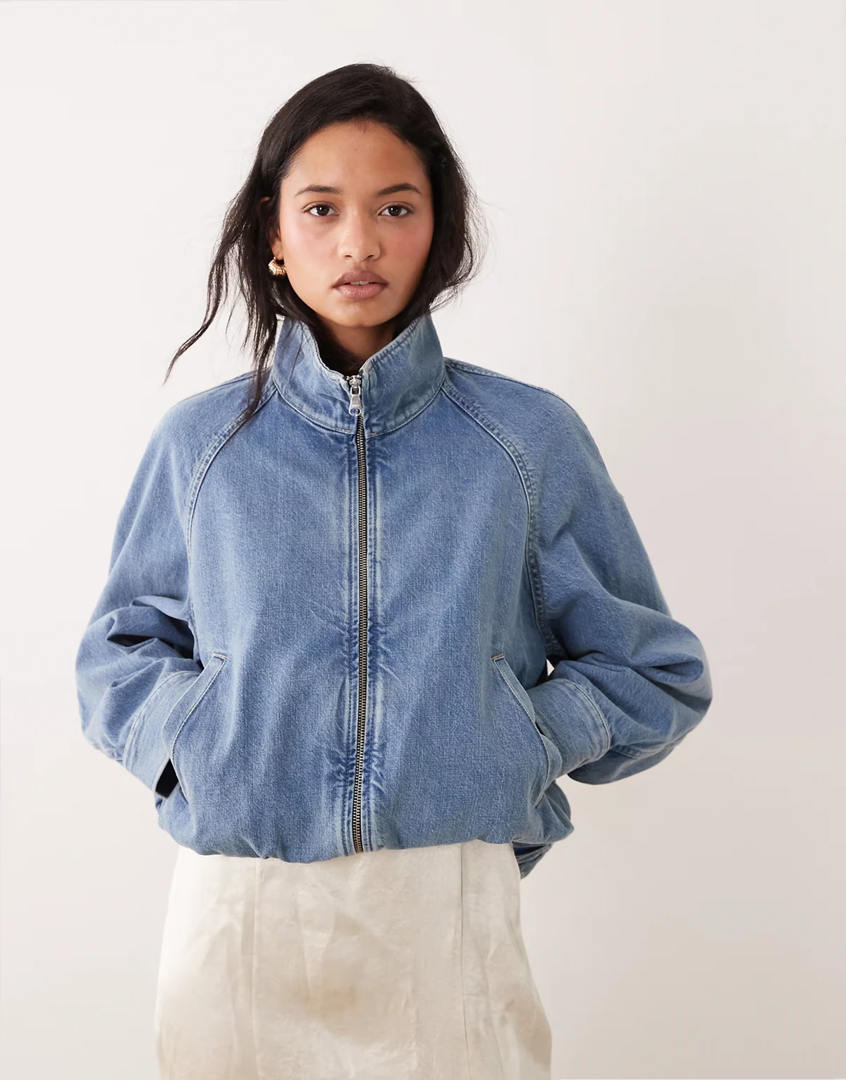 – Jeansjacke in mittelblauer Waschung mit Bomberjacken-Detail