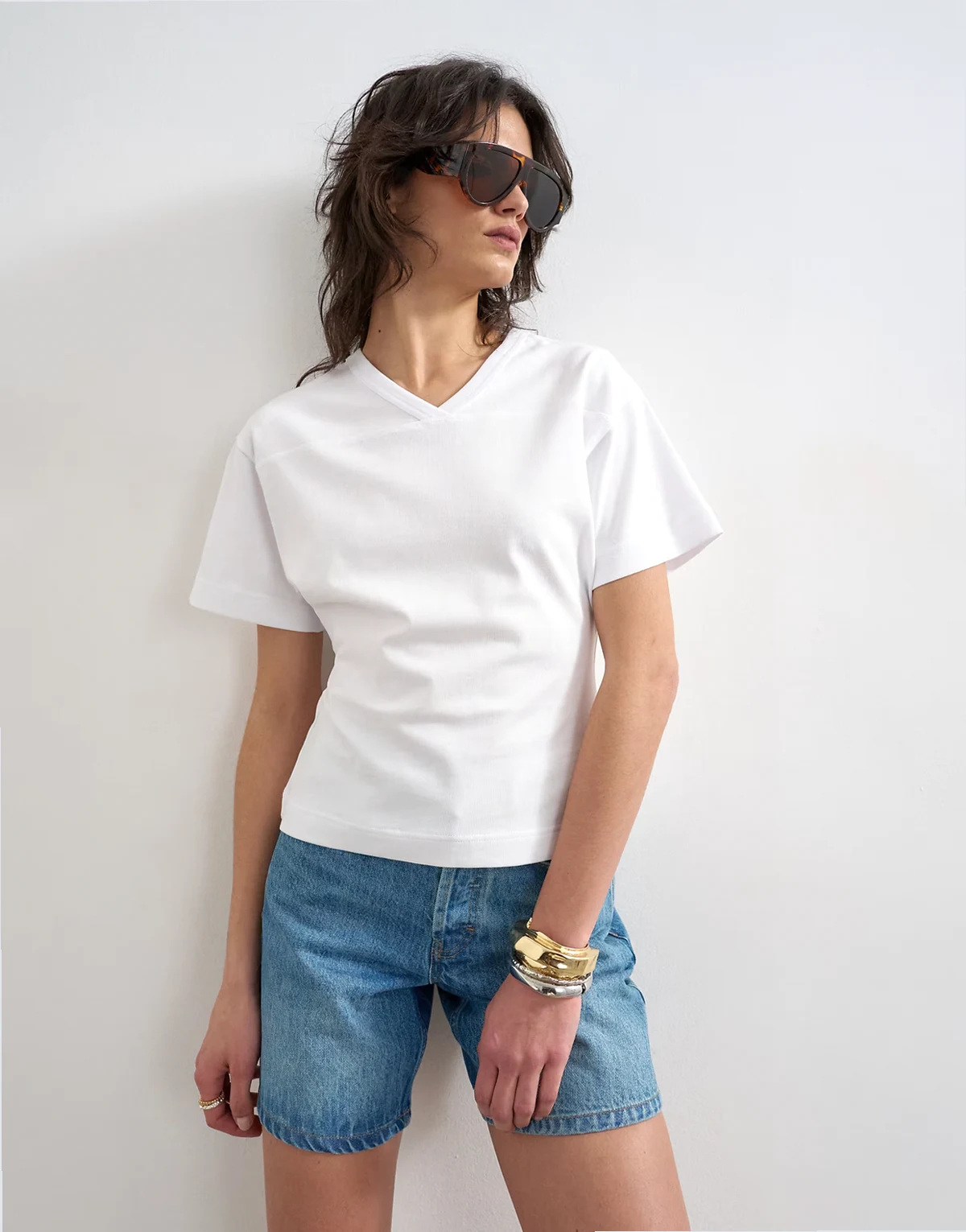 – Biały T-shirt z dekoltem w szpic i zwężaną talią