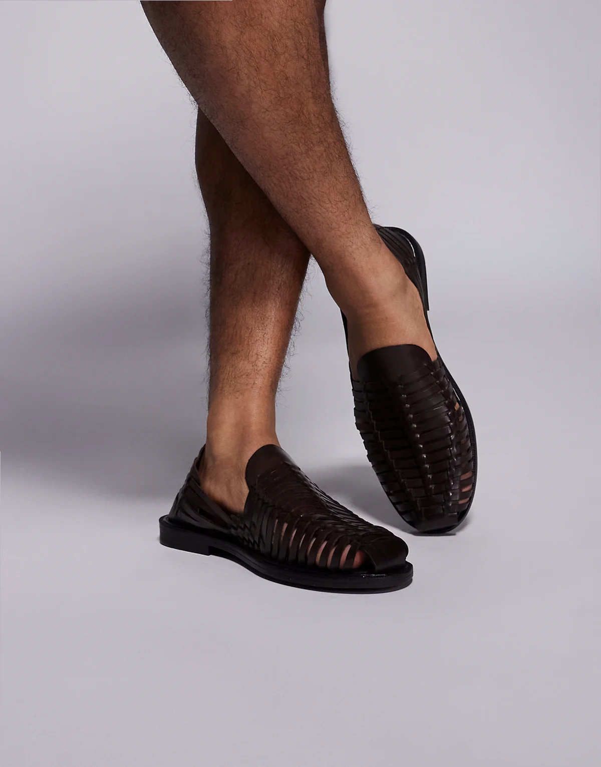 – Fischer-Sandalen aus braunem Leder mit Webstruktur
