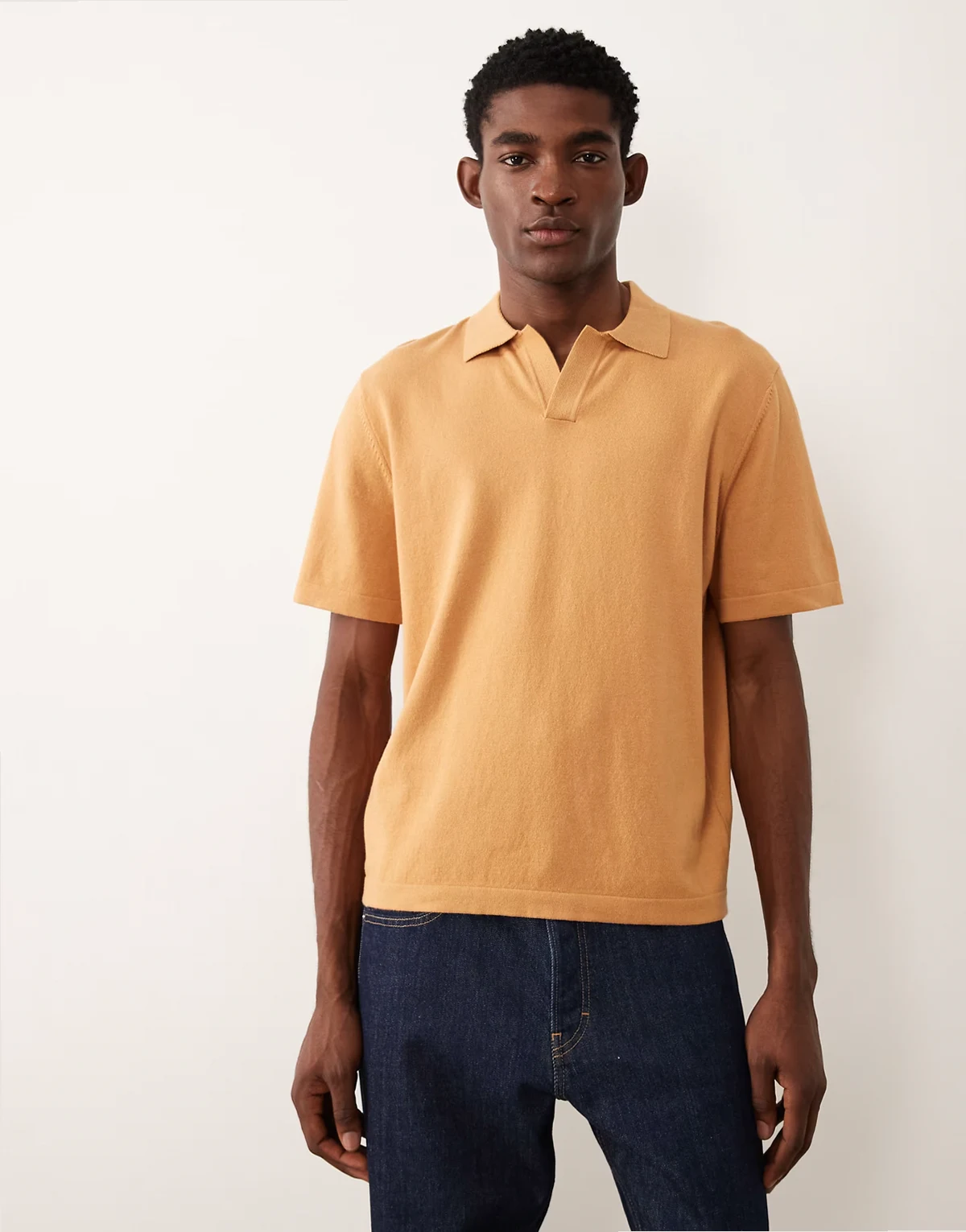 – Essential – Relaxed-Fit-Polohemd aus Feinstrick in Hellbraun mit eingekerbtem Ausschnitt