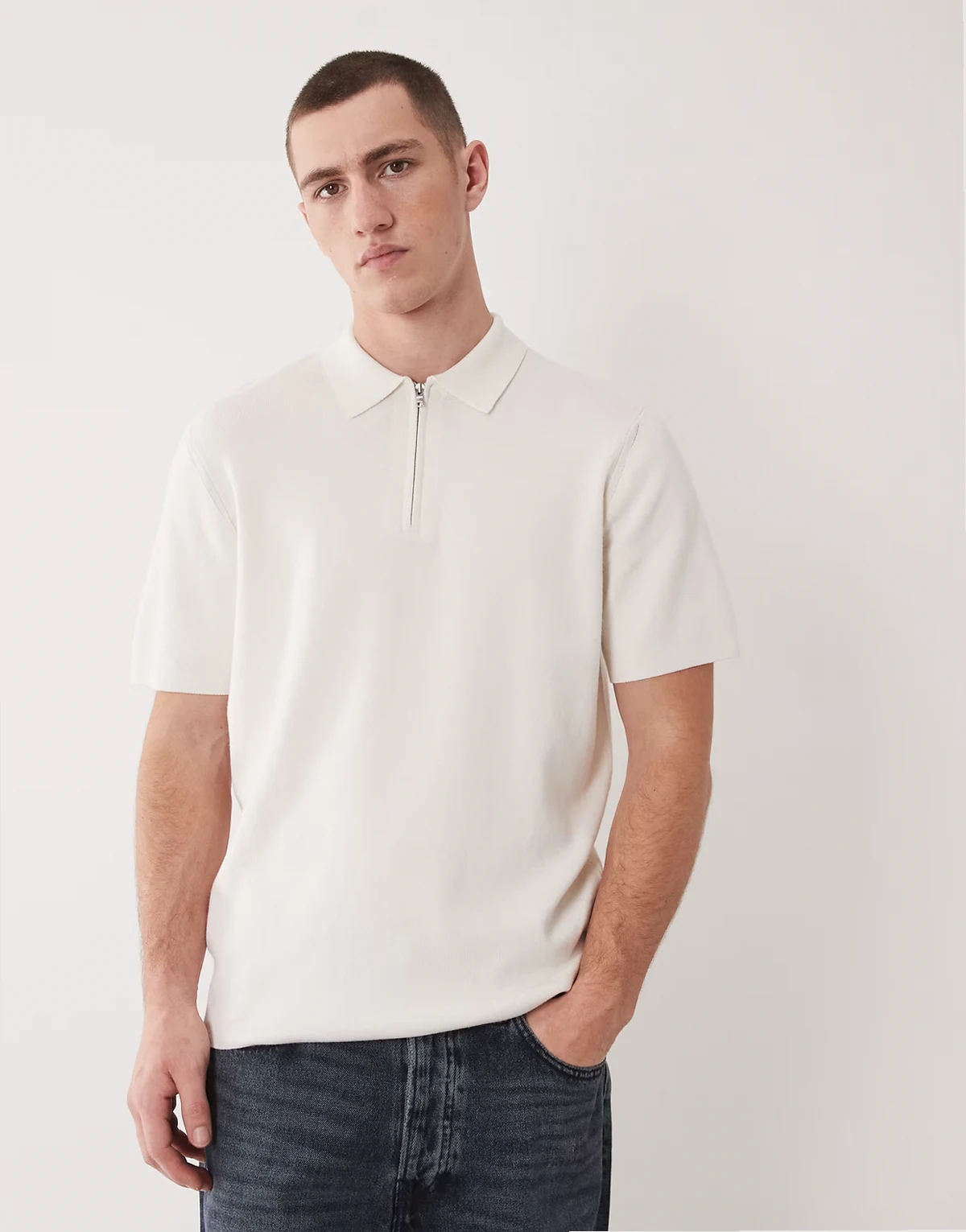 – Gestricktes Basic-Polohemd aus Baumwollmix in Ecru mit Reißverschluss