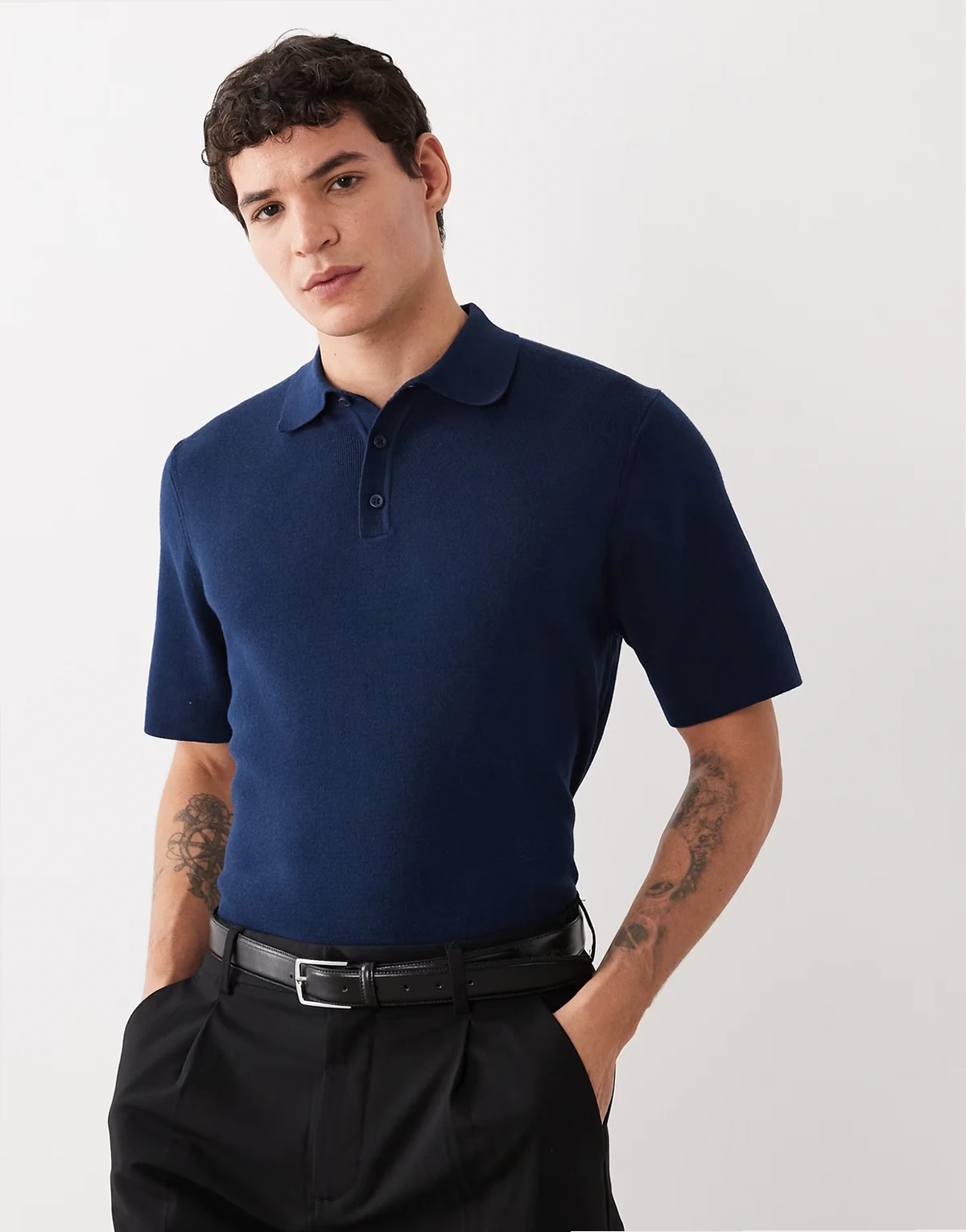 – Essential – Fein geripptes Muskelshirt in Marineblau mit Polokragen