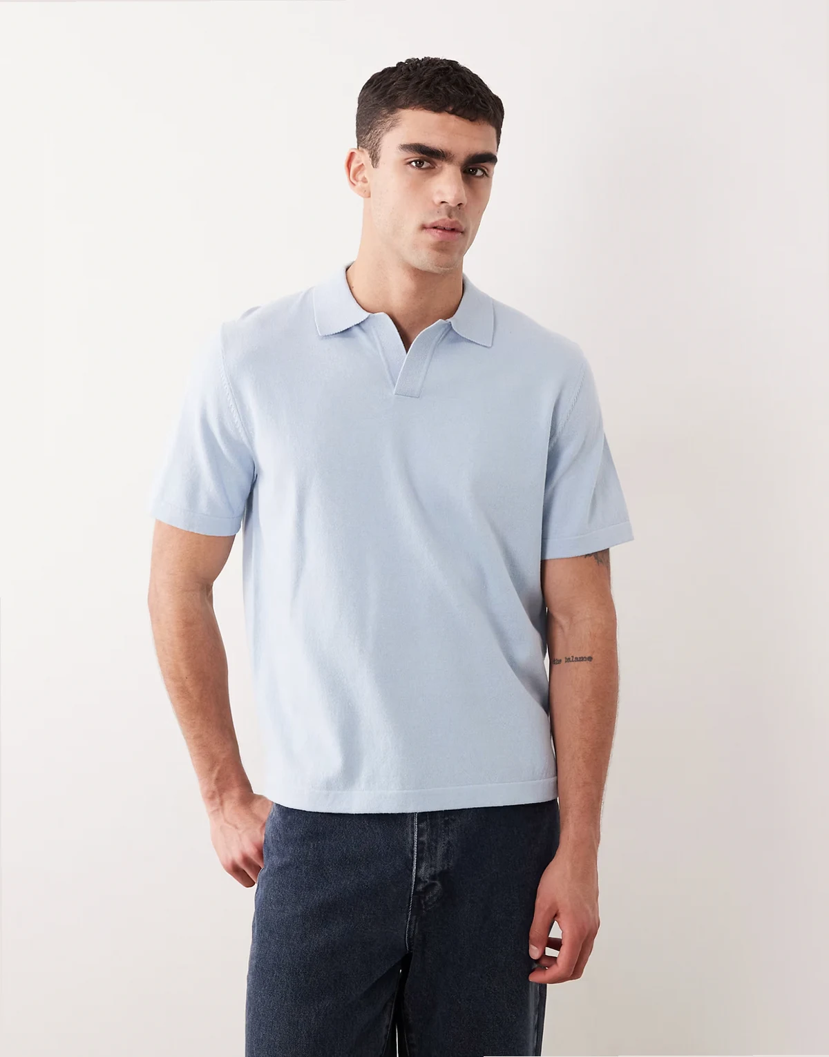 – Essential – Relaxed-Fit-Polohemd aus Feinstrick in Blau mit eingekerbtem Ausschnitt