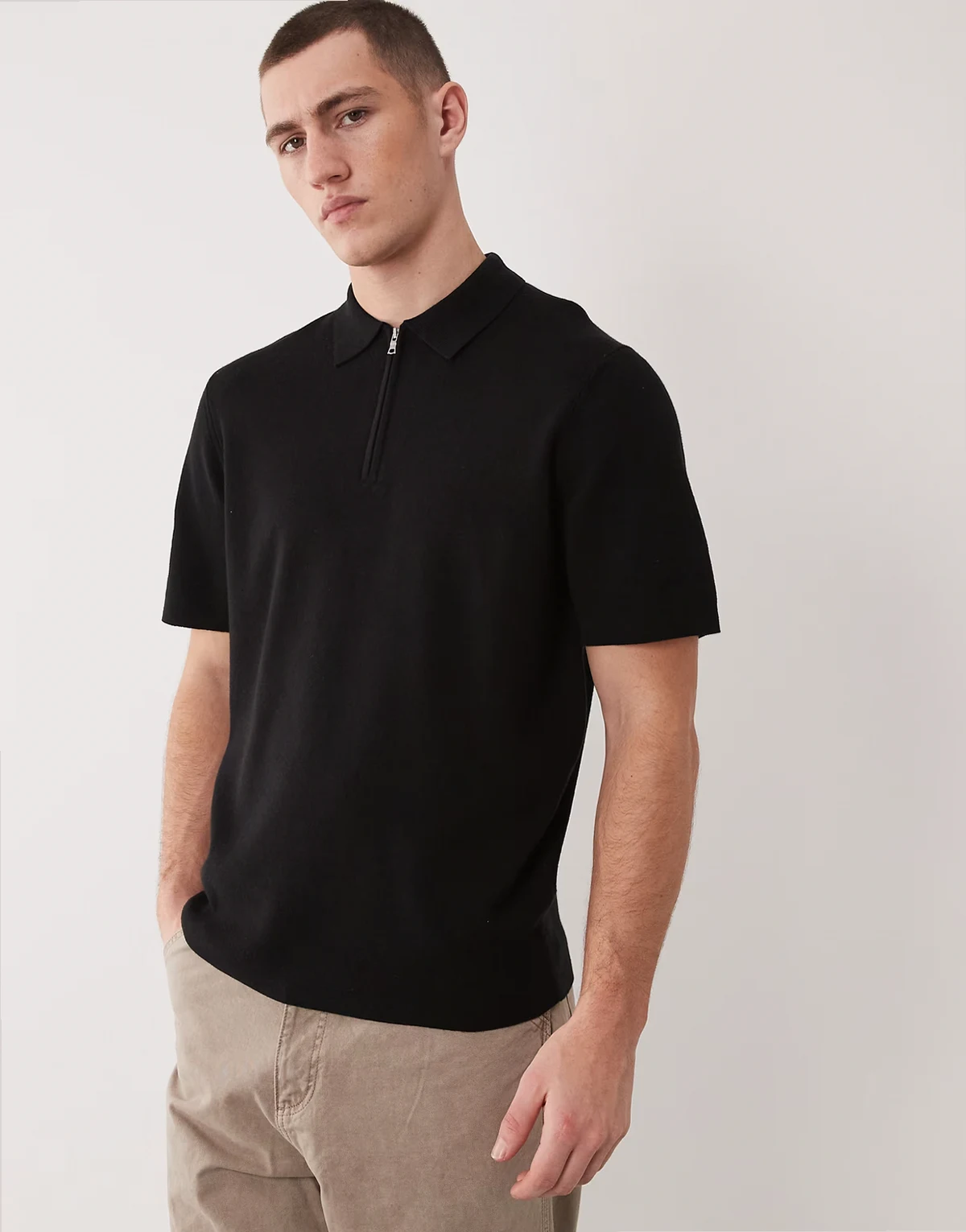 – Gestricktes Basic-Polohemd aus Baumwollmix in Schwarz mit Reißverschluss