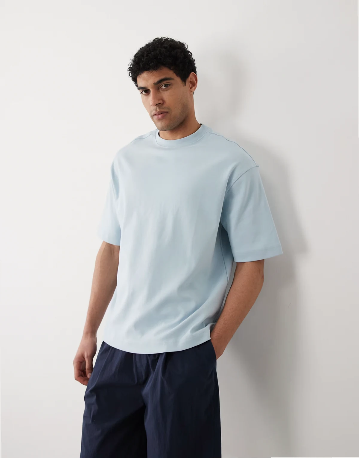 – Jasnoniebieski gruby T-shirt oversize z bawełny 100% o gramaturze 300 g/m²