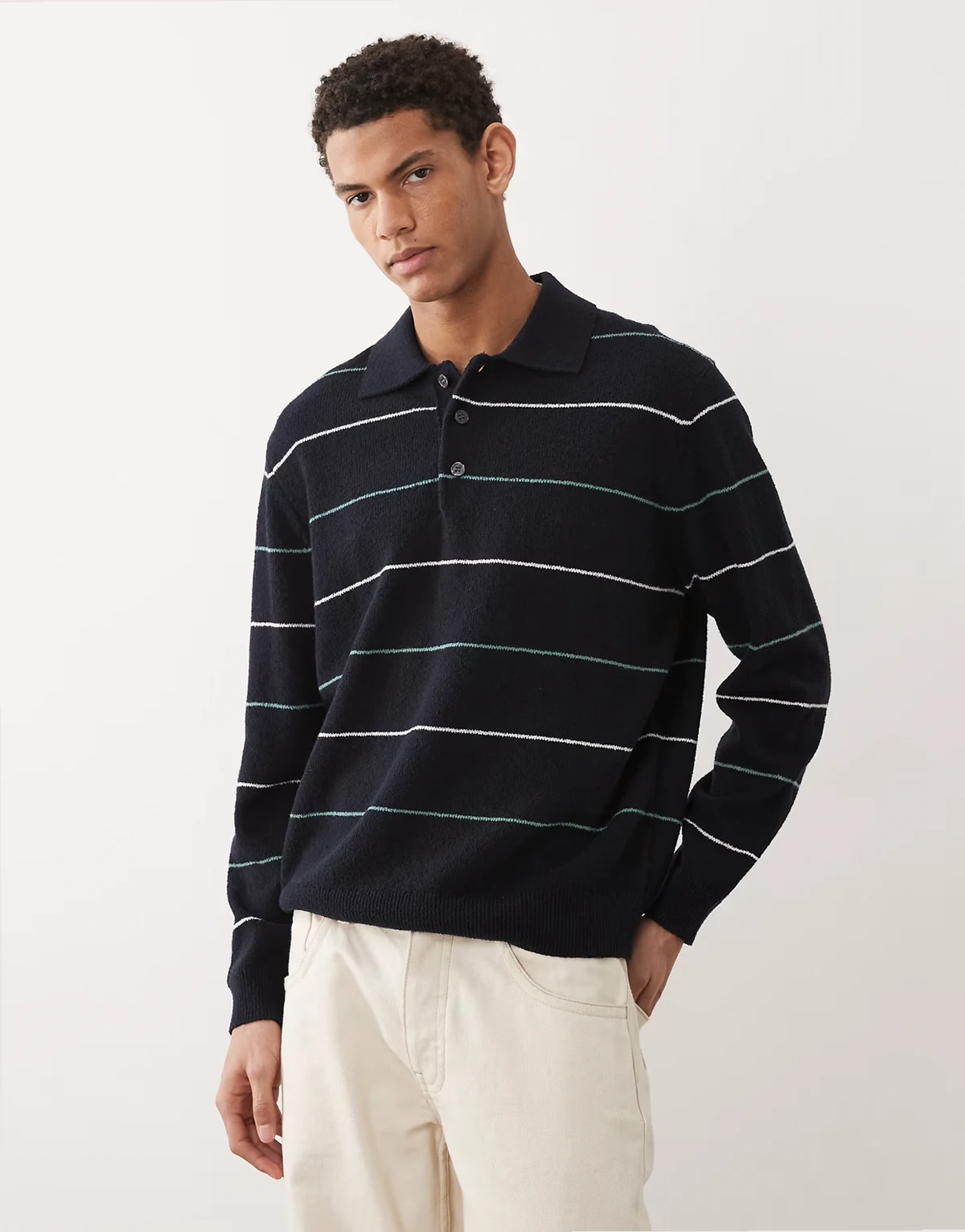 – Gestricktes Polohemd aus Baumwollmix in gestreiftem Marineblau