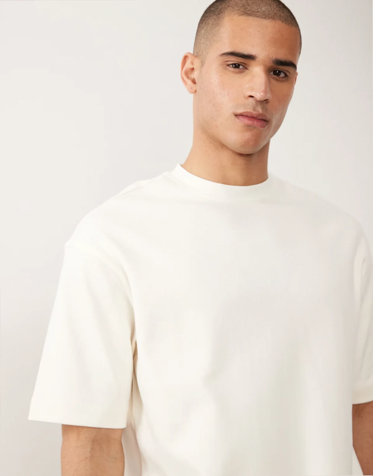 – Gruby T-shirt oversize w kolorze złamanej bieli o gramaturze 300 g/m²