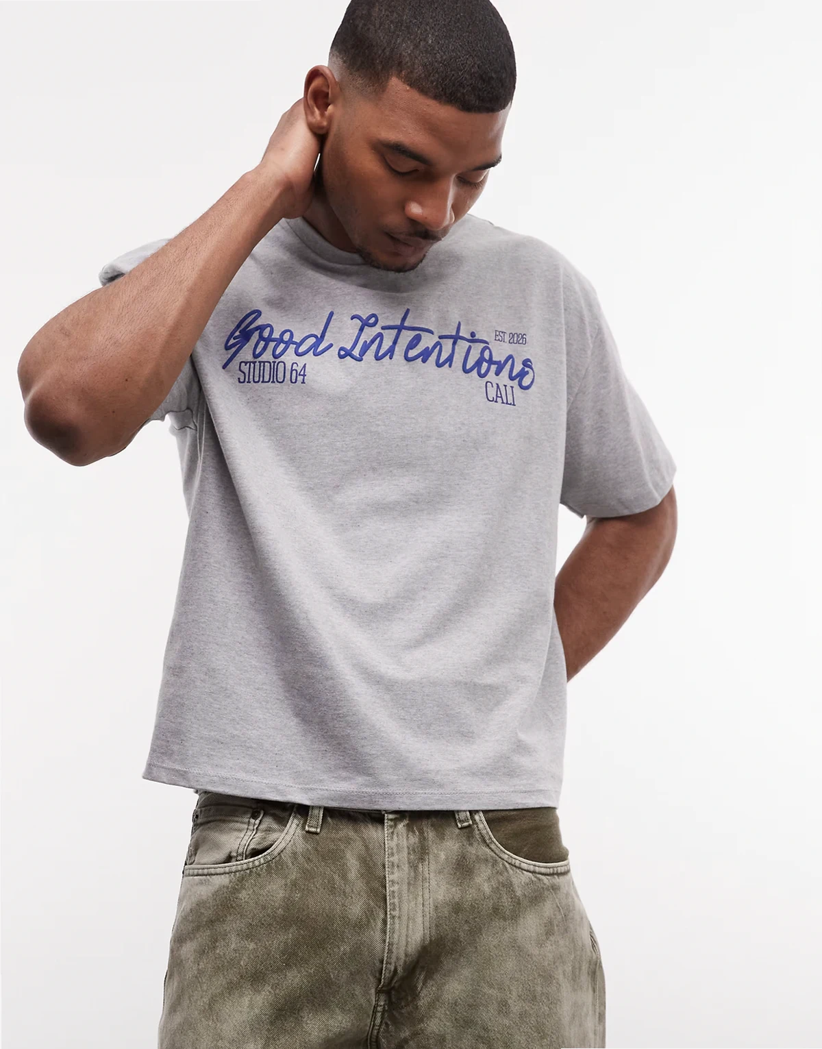 – Szary pudełkowy T-shirt oversize z wypukłym napisem „Good Intentions”