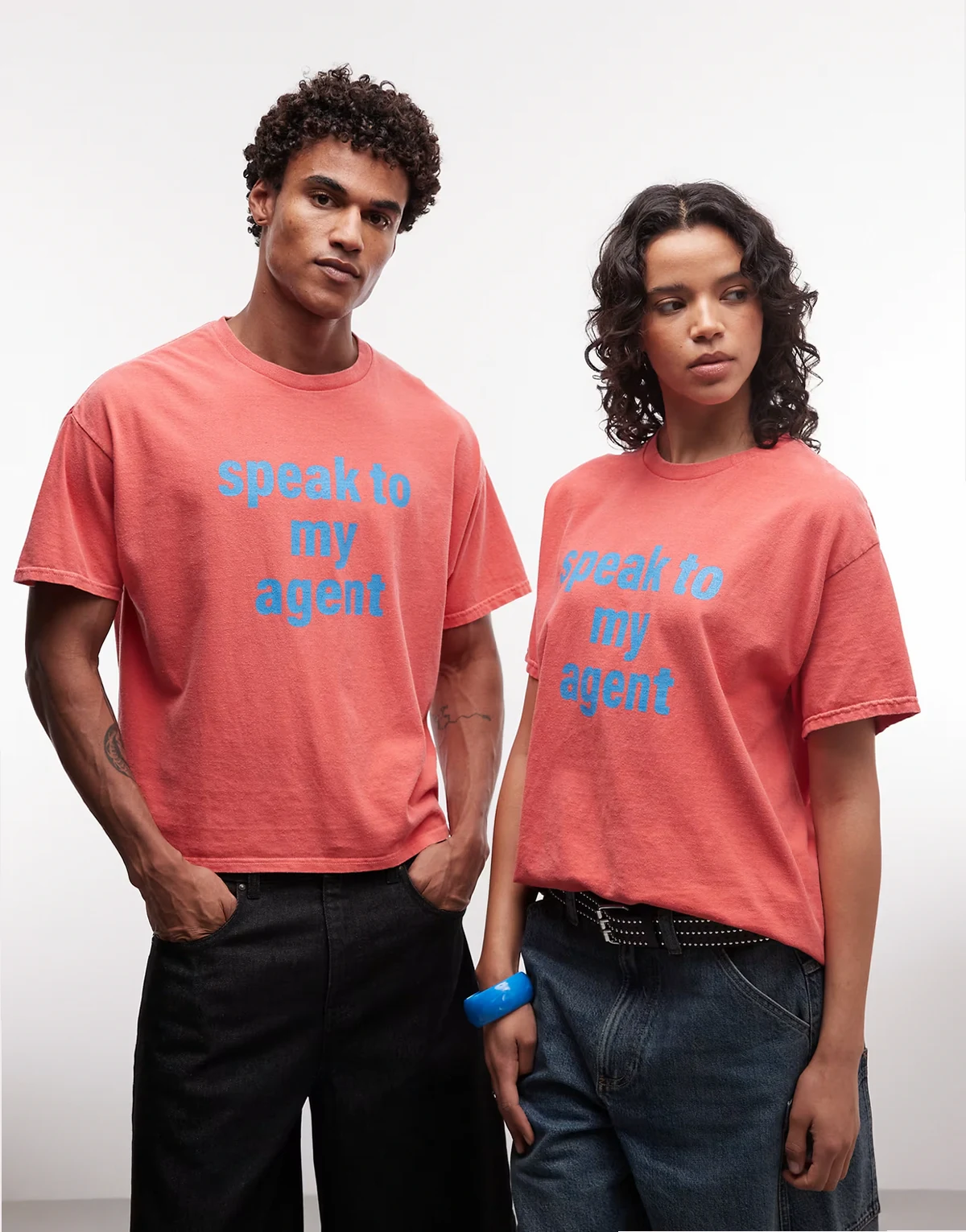 Unisex – Czerwony T-shirt o pudełkowym kroju z napisem „Speak To My Agent”