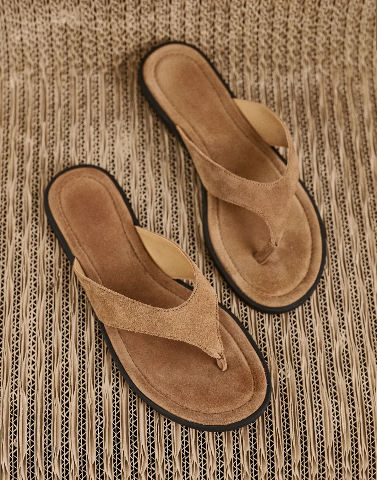 Shoemakers – Zaida – Zehenstegsandalen aus Wildleder in Sand