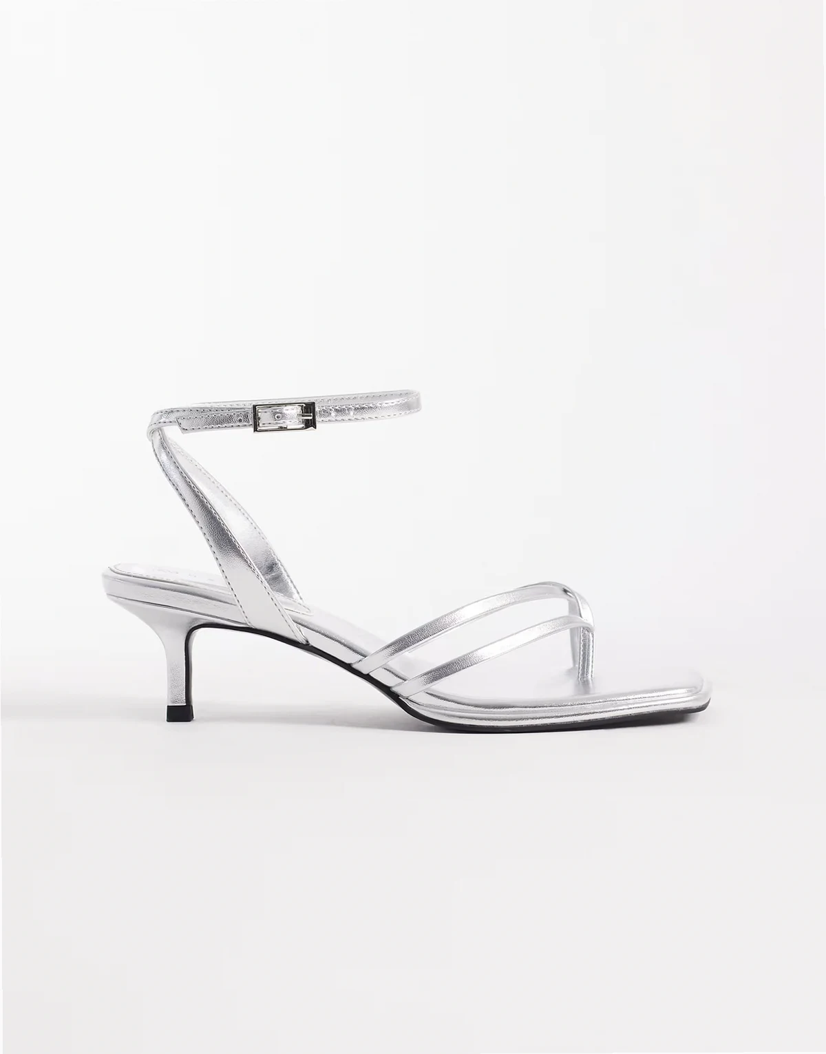 – Harbour – Minimalistische Zehenstegsandaletten in Silber mit Kitten-Absatz