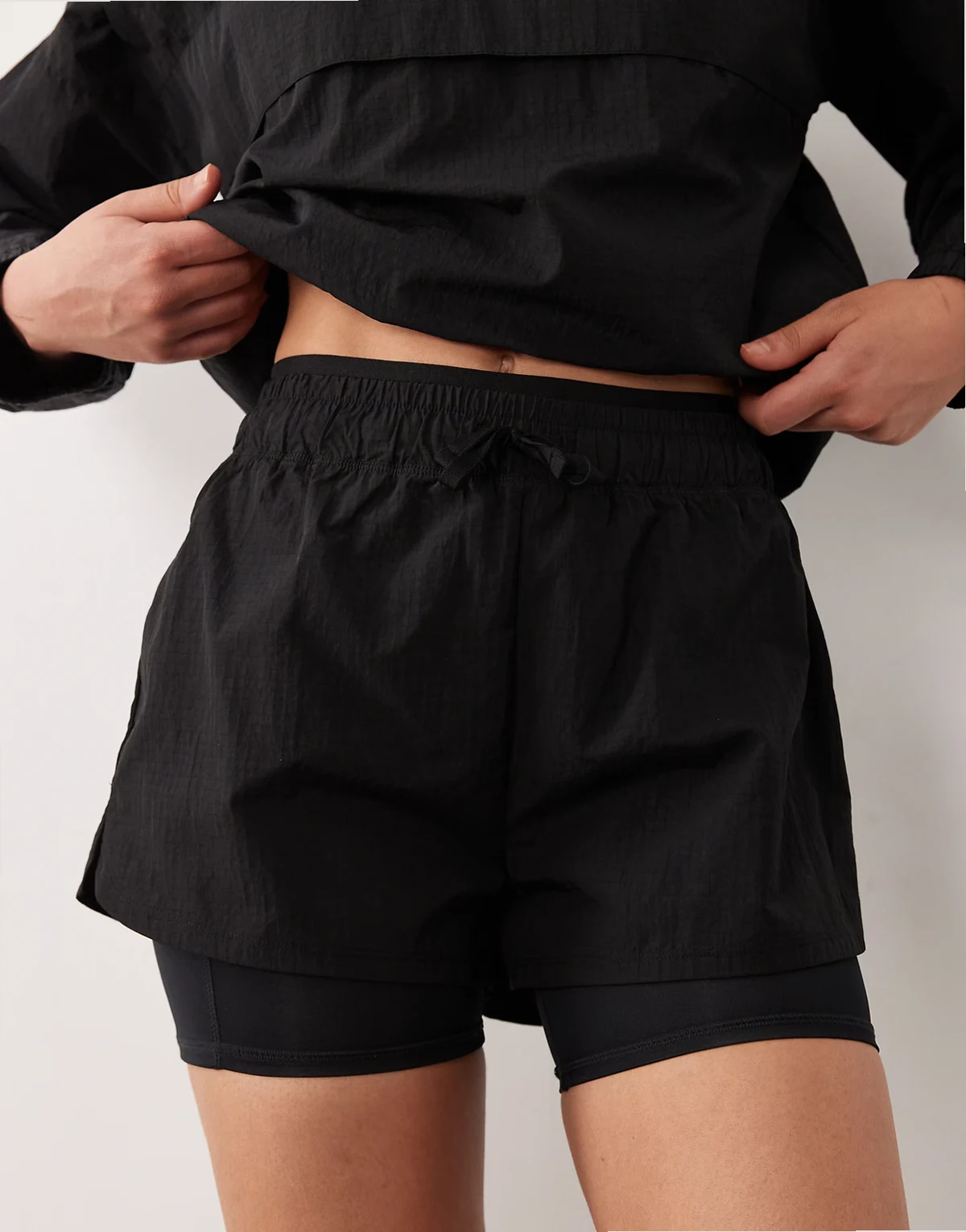 – 2-in-1-Laufshorts aus Ripstop in Schwarz mit Reißverschlusstaschen