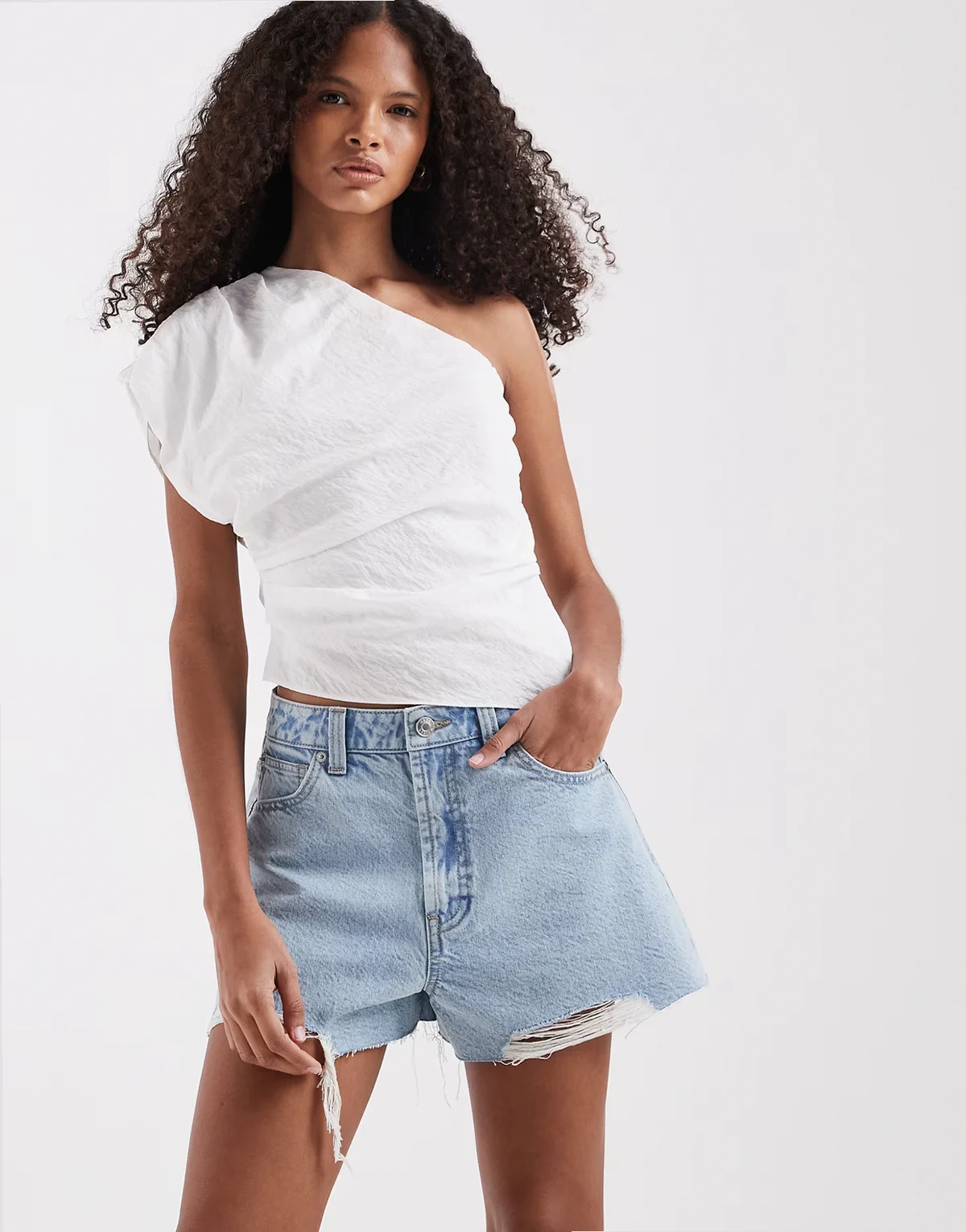 – Jasnoniebieskie trapezowe szorty jeansowe
