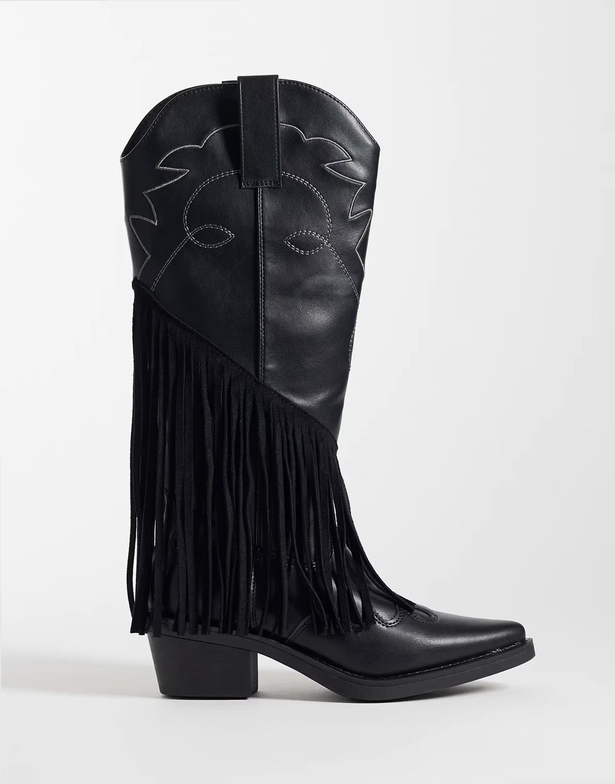 – Kniehohe Westernstiefel in Schwarz mit Fransen