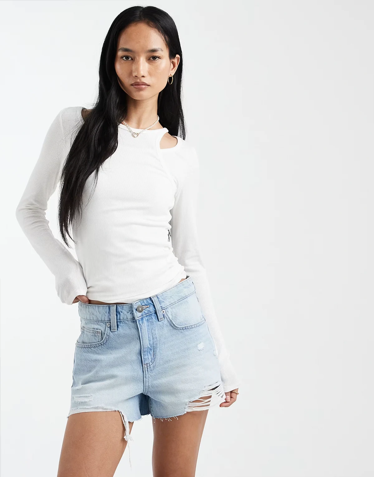 – Jasnoniebieskie szorty jeansowe