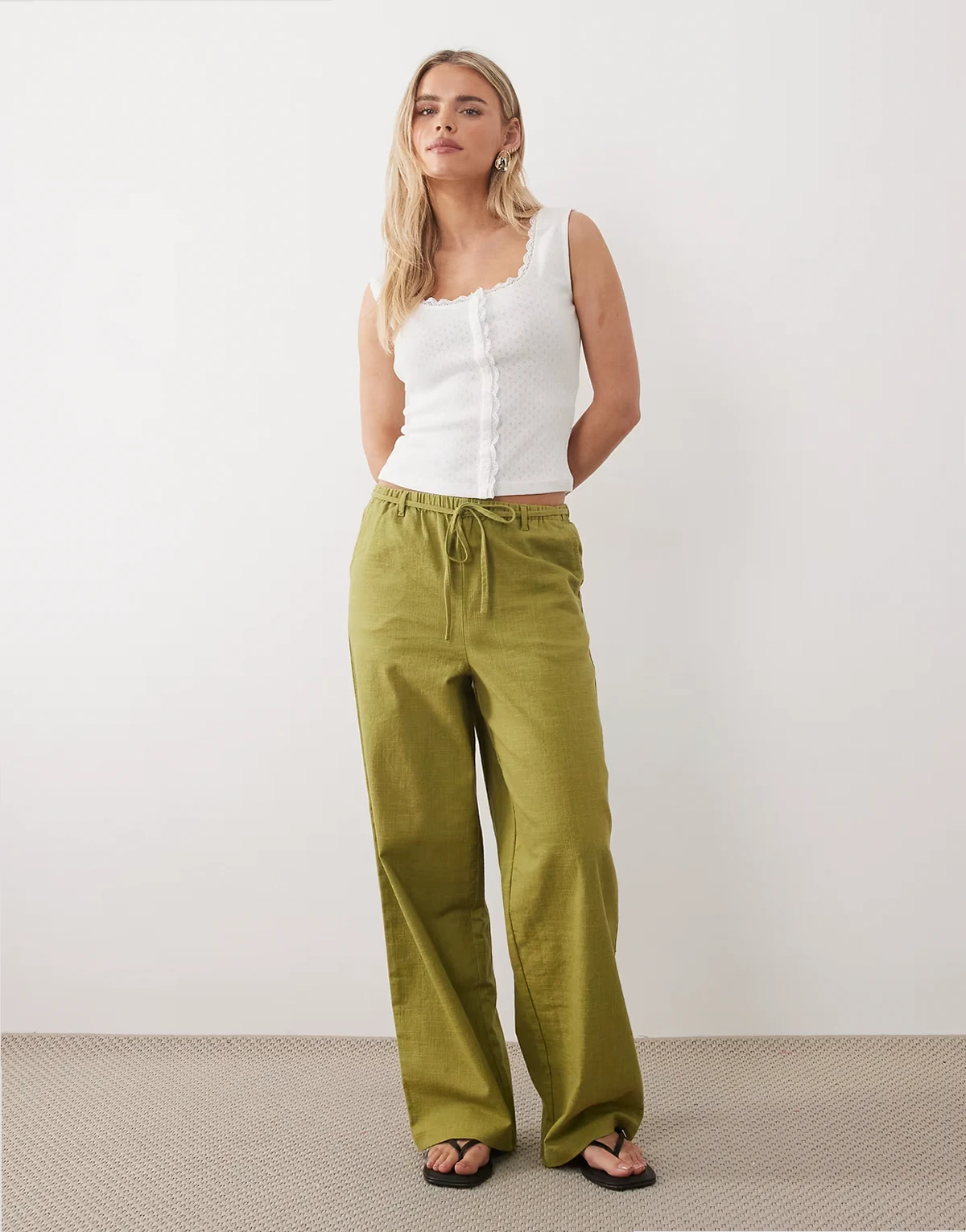 ASOS DESIGN Petite – Schlupfhose in olivgrüner Leinenoptik