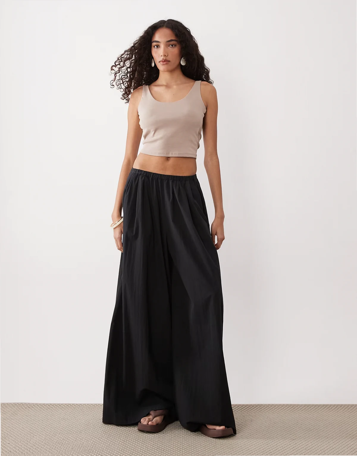 ASOS DESIGN Tall – in Schwarz mit superweitem Bein