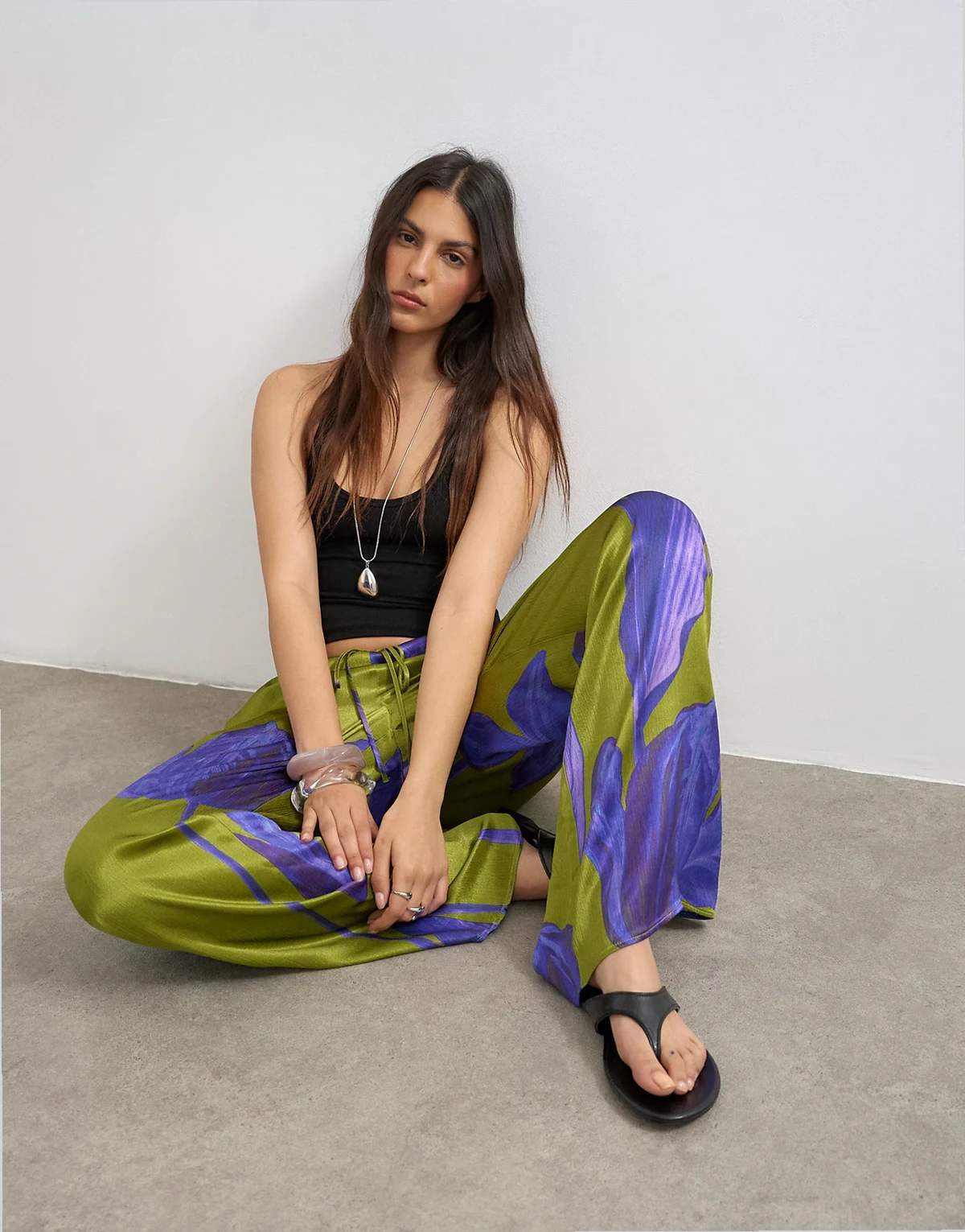 – Satinhose mit Bindegürtel, weitem Bein und Blumenmuster in Grün und Lila