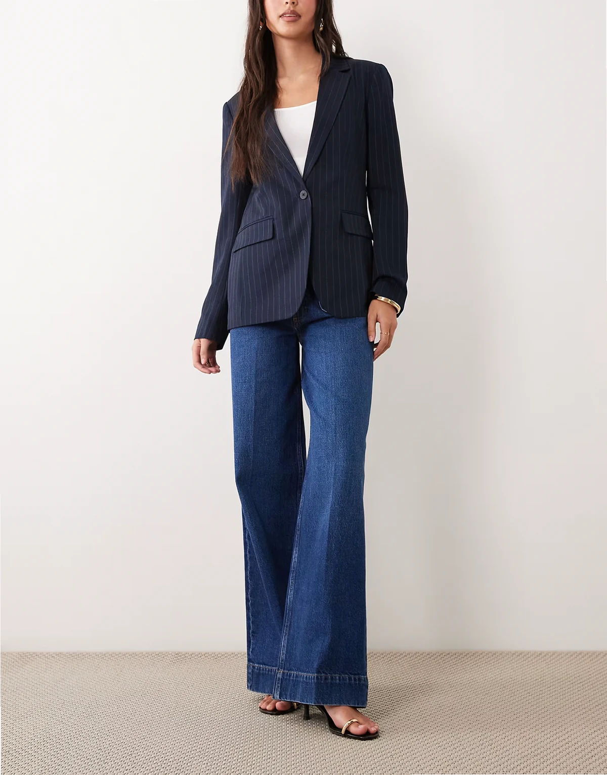– Jeans in dunkler Waschung mit hohem Bund, weitem Bein und Vordertaschen