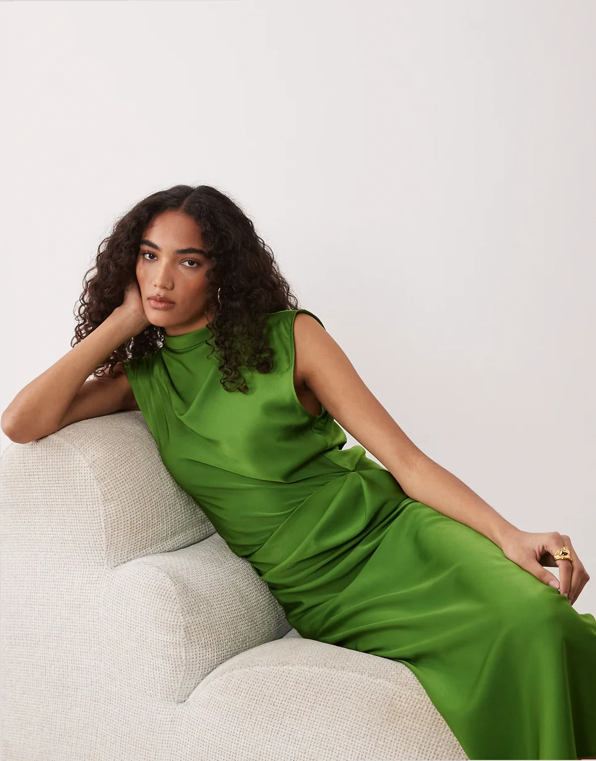 ASOS DESIGN Tall – Zielona satynowa sukienka midi z zabudowanym dekoltem i zakładkami u góry