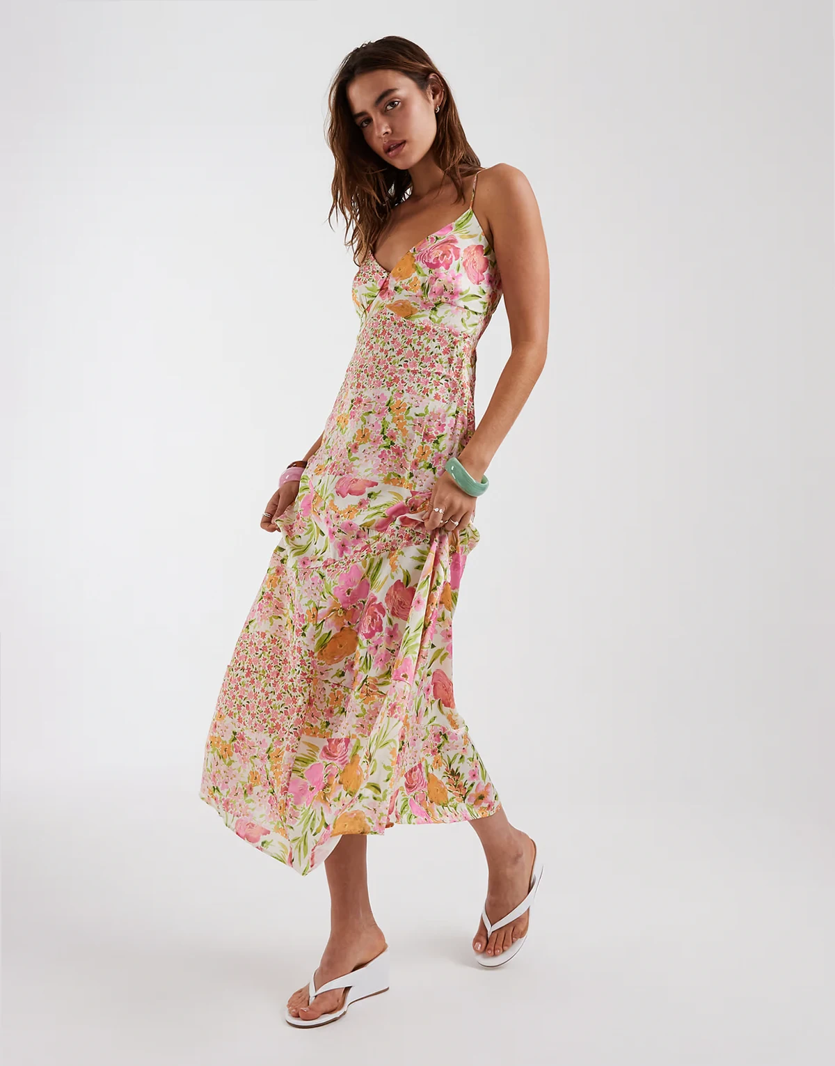 – Satynowa sukienka maxi na ramiączkach w patchworkowy kwiatowy wzór