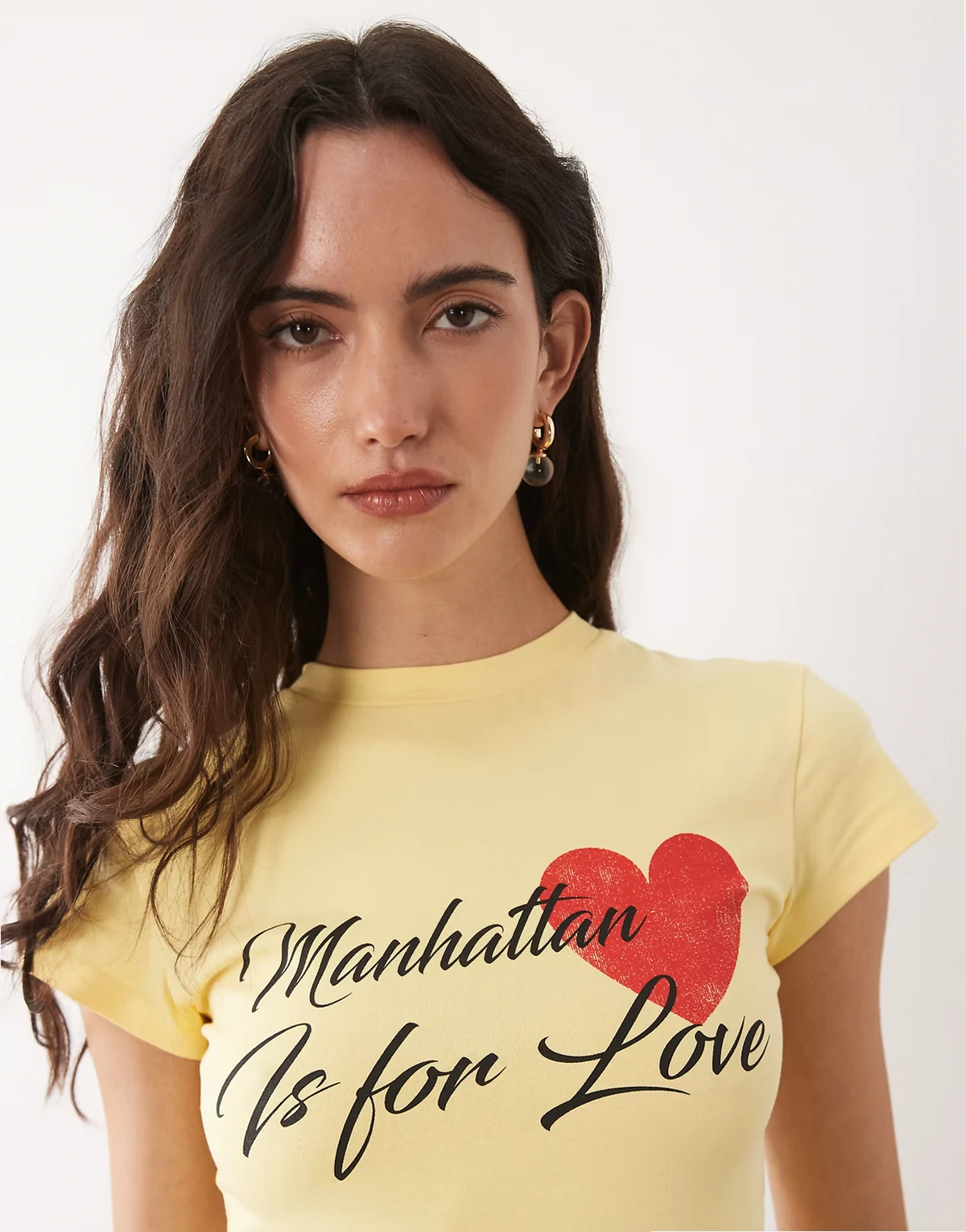 – Bladożółty T-shirt z krótkimi rękawami i napisem „Manhattan Love”