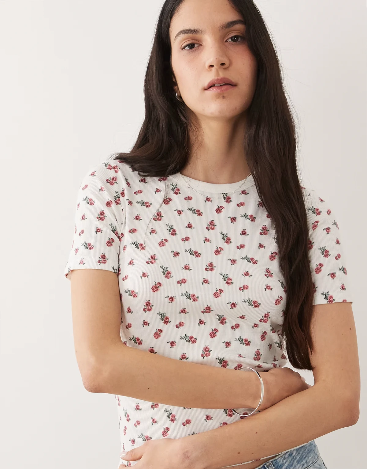 – Biały prążkowany T-shirt z nadrukiem róży