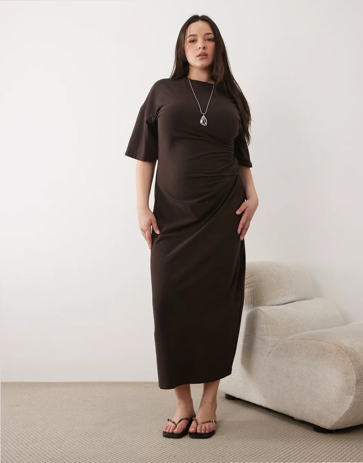 ASOS DESIGN Curve – Midi-T-Shirt-Kleid in Schokobraun mit seitlicher Raffung