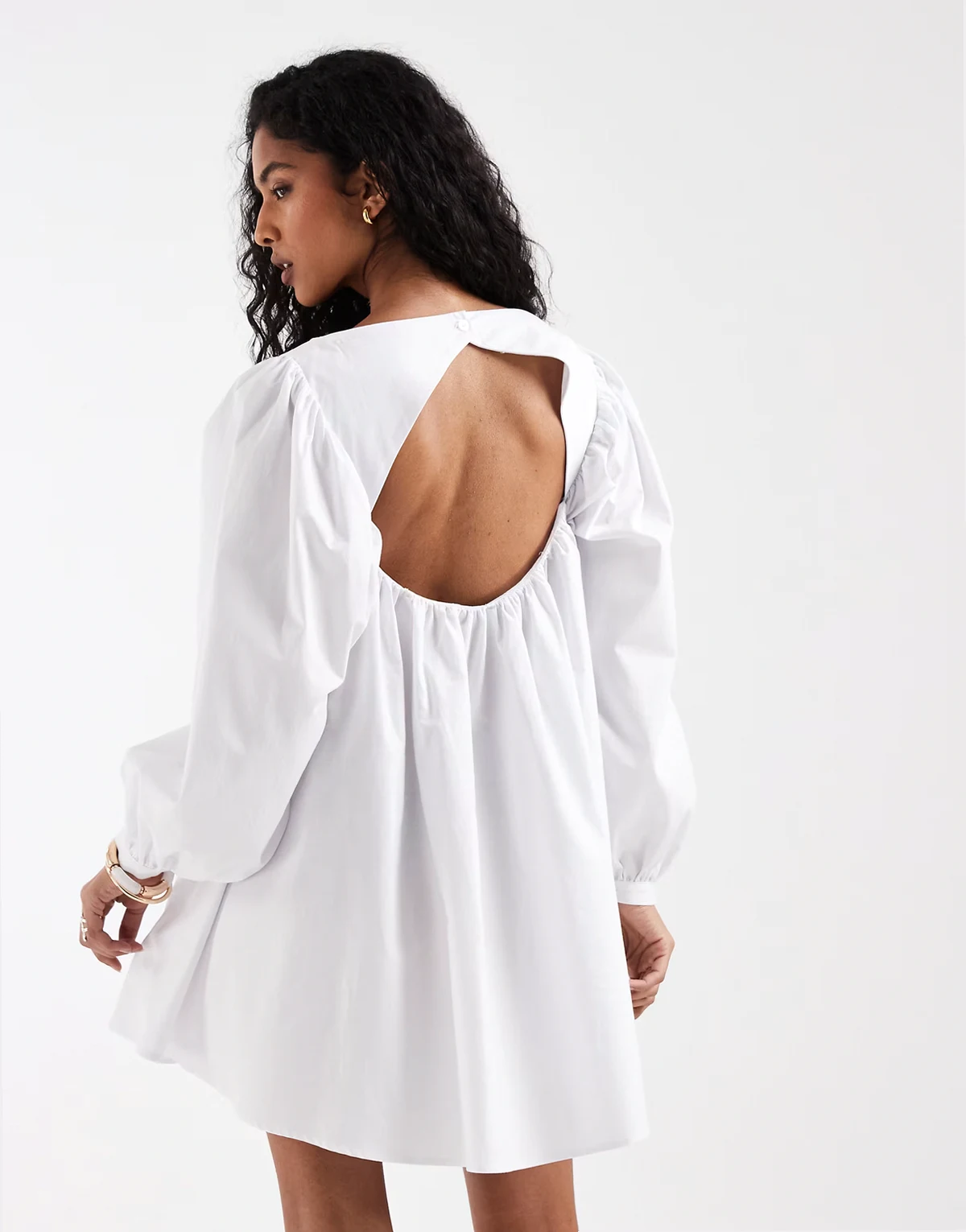 – Voluminöses Babydoll-Kleid in Weiß