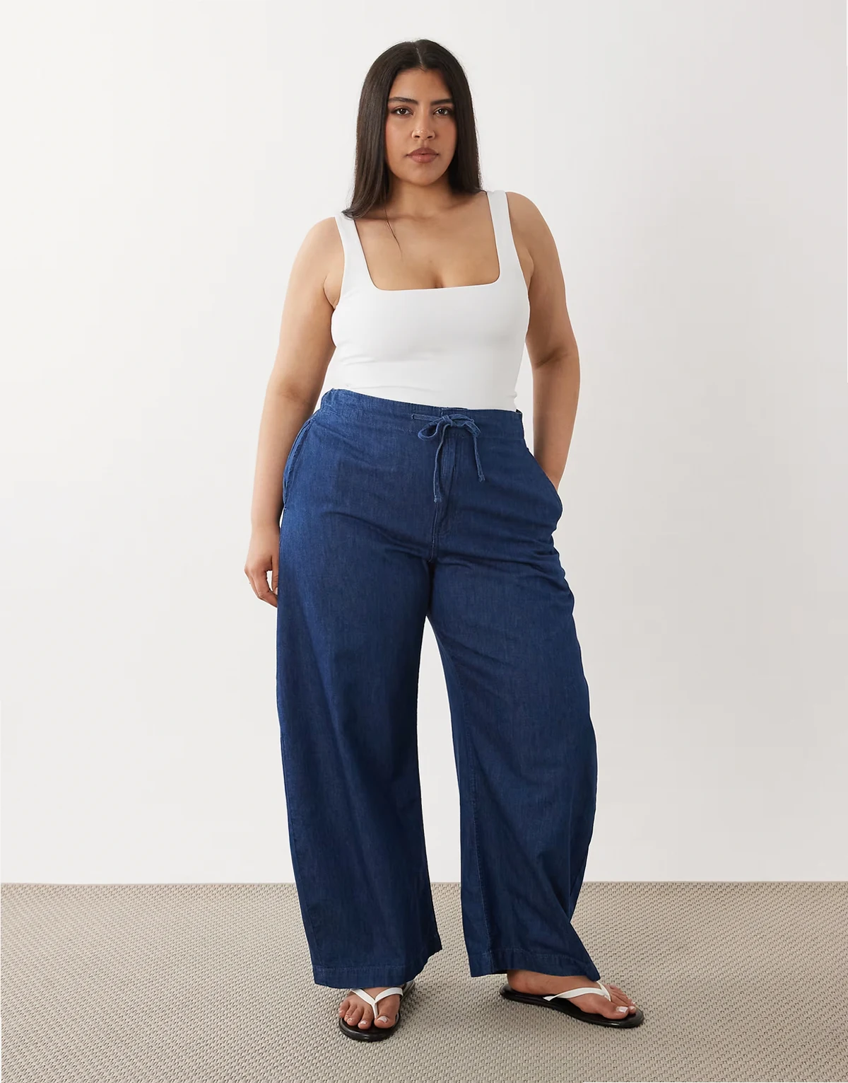 ASOS DESIGN Curve – Ciemnoniebieskie wciągane spodnie z nogawkami barrel i wiązaniem w talii