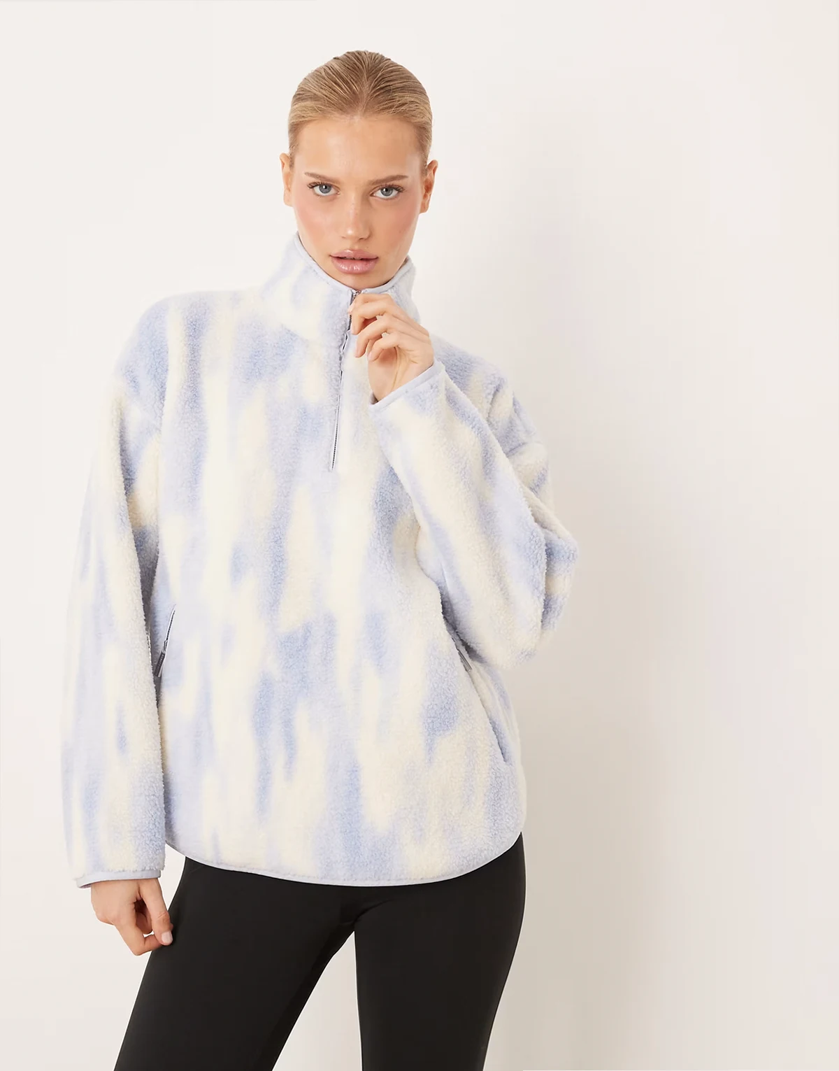 – Flauschiges Fleece-Sweatshirt mit kurzem Reißverschluss und blauem Muster